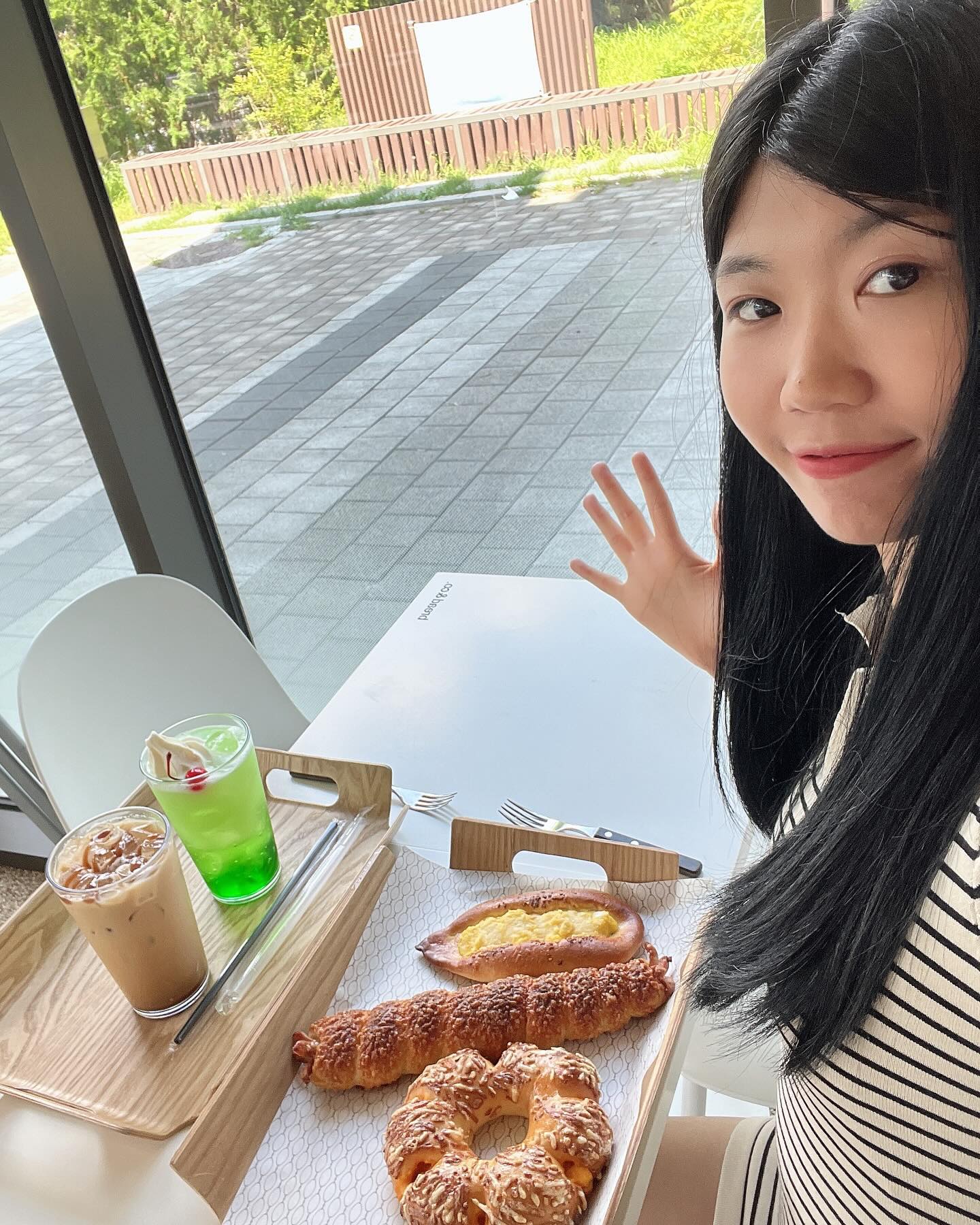 #협찬 

광명역 맛집 브레댄코에 다녀왔습니다!
광명역 근처 센트럴자이에 위치해 있어서 찾기 편했답니다!
바로 앞에는 광명새빛공원이 있어 산책하다가 들르기에도 좋았으며 실제로 빵과 음료를 사서 피크닉을 즐기는 커플들도 많았어요! 

저는 고소한 에그빵, 통소시지 치아버터, 치즈가득 페페로니 빵을 먹고, 메론크림소다, 카라멜 마끼아또릉 마셨습니다!
치즈가득 페페로니 빵은 고소한 치즈의 농후한 맛이 기득 느껴졌어요! 통소시지 치아버터는 포만감이 가득 느껴져서 점심 대용으로 좋았어요!
고소한 에그빵은 계란이 그득 들어있어서 짭쪼름하고 살살 녹았습니다!

메론크림소다는 핫플과 같은 맛인데 비교적 저렴하고 양도 많았어요! 카라멜 마끼아또는 달달하고 시럽도 맛있었어요!

다양한 빵과 음료를 맛보니 편안하고 평화로웠어요!
다음에도 데이트하러 와서 맛있게 먹고 가고 싶어졌어요~

#광명역빵집 #광명역카페 #광명역맛집 #광명카페 #광명역베이커리 #일직동맛집 #일직동빵집 #광명역근처카페 #광명역근처맛집 #광명역근처빵집 #광명소금빵 #베이커리카페 #브레댄코