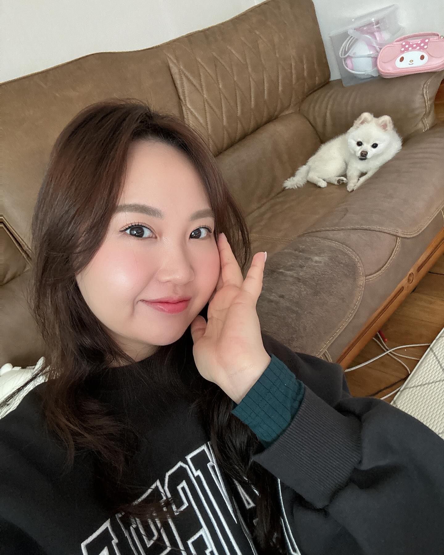 날씨가 왜 이렇게 춥죠,, 롱패딩 꺼냈어요,,;;^^ 
아침에 바람을 가르고 후다닥 볼일 다 보구 , 
오늘은 저의 반려견 땡씨와 함께 찰칵📸
사랑한다 땡씨💕
나만 바라보는 땡씨🥰
.
.
.

#반려견 #반려견스타그램 #반려견은사랑입니다 #내강아지 #내새끼