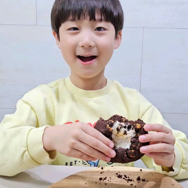  키즈모델/아역배우 김래윤 on Instagram: "#광고 #하쿠쿠키

쵸코과자를 좋아하는 래윤이에게
건강하고 맛있는 과자를 먹이고 싶었는데요!
좋은 기회로 하쿠쿠키를 접하게되었어요!!

📍하쿠쿠키는 미리 만들어두는 쿠키가 아니라 주문과 동시에 만드는 쿠키라서 더욱 맛있게 먹을수있어요👍확실히 바로 만든 쿠키를 택배로 바로 받으니 시중에 파는 쿠키하고는 차원이 다르더라구요~상자를 열었을때 쿠키의 풍미부터 식감,크기,도톰함까지!!

📍하쿠쿠키는 딱딱한 느낌의 식감이 아니라 빵처럼 촉촉하고 꾸덕한 느낌이라서 씹는재미가 있으면서도 입안에서 거칠지않아 좋아요! 

📍꾸덕한 쿠키이고 수제쿠키라서 보관 걱정하시는 분들도 걱정 노노!!!냉동보관하게 되면 2주까지 보관가능하니 여유있게 드실수있어요♡

📍전국 어디에서나 시켜먹을수있는 수제 르뱅쿠키는
집에서 간편하게  배송받을수 있으니 쿠키가  생각날때에는 무조건 하쿠쿠키로 하세요♡

완전강추!!
래윤이네 픽은요~
오레오스모어,황치즈,쑥인절미크럼블,더블초코스모어

오레오와 더블초코는 래윤이 입맛에 딱!!
가운데 들어가있는 마시멜로가 매력적인쿠키♥️
쑥인절미크럼블은 완전 엄마 취향저격!!
커피에도 맛나고 우유에도 찰떡콩떡!!
황치즈는 딱!!래빠취향~
가운데 왕창  들어있는 치즈가 신의한수!!

하쿠쿠키 스마트스토어 링크
https://naver.me/xKzkDEwN

#쿠키 #쿠키택배 #쿠키스마트스토어 
#아메리칸쿠키 #르뱅쿠키 #jmt #수제쿠키 #디저트택배"