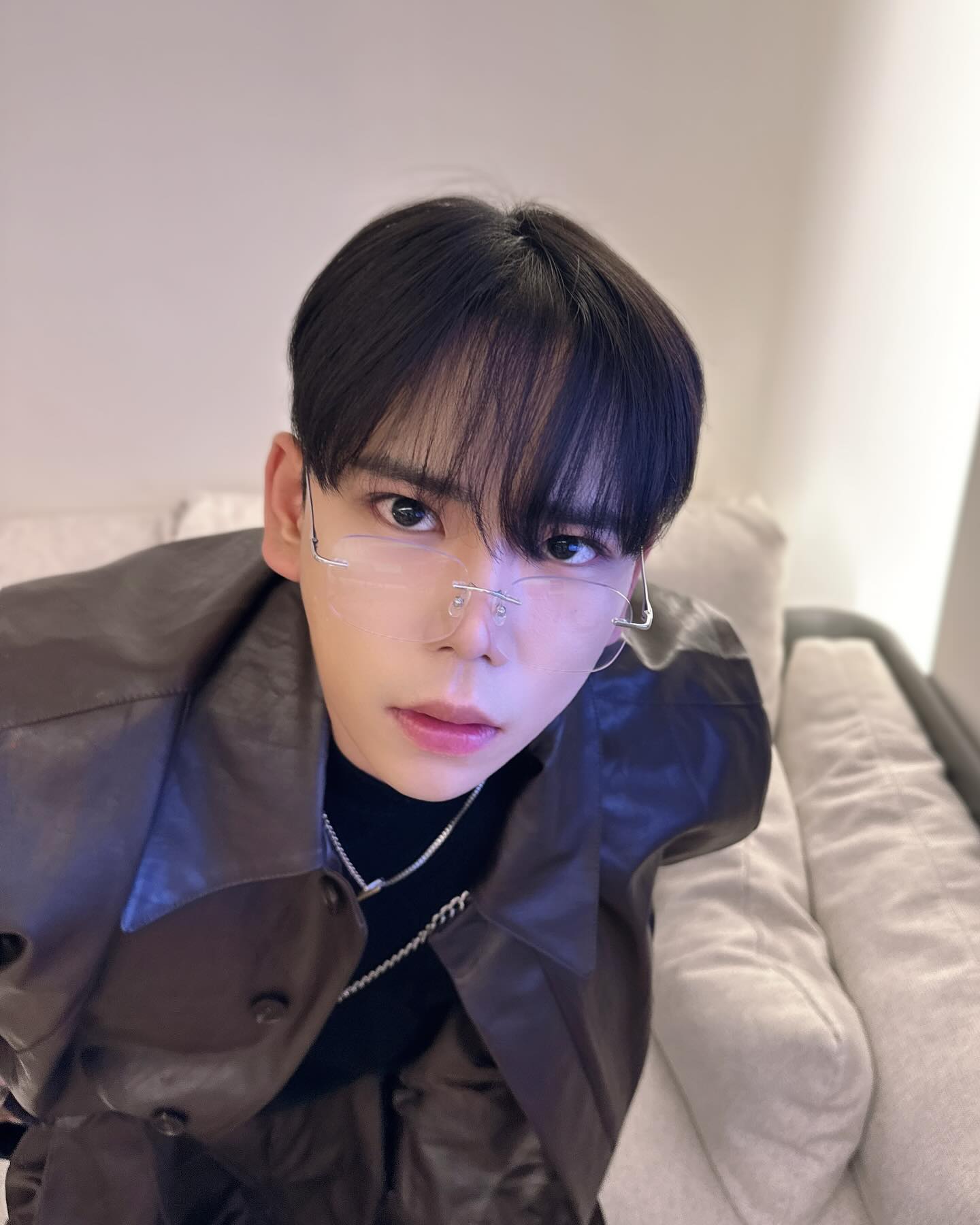 #협찬 너드 이렇게 하는거지?🫢
.
.
disiso_o 

힙힌 무테안경을 쓰고 싶을 때 있잖아요? ☺️
코에 걸쳐도, 평범하게 착용해도
분위기 있게 느껴지는 마술이 담긴 무테안경 ¨̮ 
패션 좋아하면 하나쯤 가지고 있어야할 덕목🙈
.
.
#무테안경 #y2k안경 #블루라이트차단 #티타늄안경