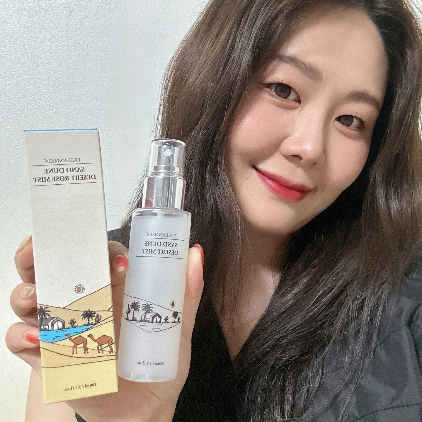 #오늘의후기 #제품제공
#트리앤씨 #샌드듄사막장미미스트

갑자기 추워진 날씨탓인지
피부가 너~무~ 건조해져서
수시로 미스트를 뿌려주고 있는데요💦

더현대서울 팝업 완판템으로 유명한
호텔항공사 어메니티 브랜드 “트리앤씨”의
‘샌드 듄 사막장미 미스트’를 정말 잘 쓰고 있어서
소개해드리려고 이렇게 준비해왔어요🫶🏻

트리앤씨 사막장미미스트는
수분공급과 피부진정에 뛰어난 사막장미잎추출물
(아데늄오베숨잎추출물)이 90%나 함유된 수분미스트인데요!

자연유래 천연 효모 발효 픽서성분인
풀루란(Pullulan)이 피부 표면에 수분보호막을 만들어주고,
끈적임은 최소한으로 줄이고 보습감은 최대한으로 높여
촉촉한 피부유지에 도움을 주는 픽서 겸용 미스트에요🙌🏻

밤부사 불가리스잎추출물, 트루로즈오브예리코추출물,
오렌지껍질오일, 스타아니스추출물 등의 유효 성분을 가득 감아
피부장벽강화부터 영양공급까지 해주는 알찬 미스트인데요~

메이크업 후에 뿌려도 메이크업이 지워지거나 무너지지않고
오히려 더 짱짱하고 광채나게 유지시켜줘서 좋더라구요?

게다가 미스트를 뿌릴 때
버가못(Bergamot)의 시트러스향이
리프레쉬한 청량감을 선사해주면서
동시에 피부 광채를 살려주니까
기분이 너무 좋아져요 헤헿🤭

피부 수분보호막 개선, 피부 광채 선사,
피부결 개선, 메이크업 밀착력 개선 등
인체 적용테스트 완료한 제품이라서 믿고 쓸 수 있다는 점👍🏻

피부건조함은 잡고, 메이크업은 지키고, 광채는 살리고 싶으시다면!
트리앤씨 샌드 듄 사막장미 미스트 추천해요♥️

#파룸체험단 #treeannsea #desertrosemist #glassskin #kbeauty #koreanskincare #facemist #koreabeauty #koreanbeauty #수분미스트 #미스트추천 #메이크업픽서