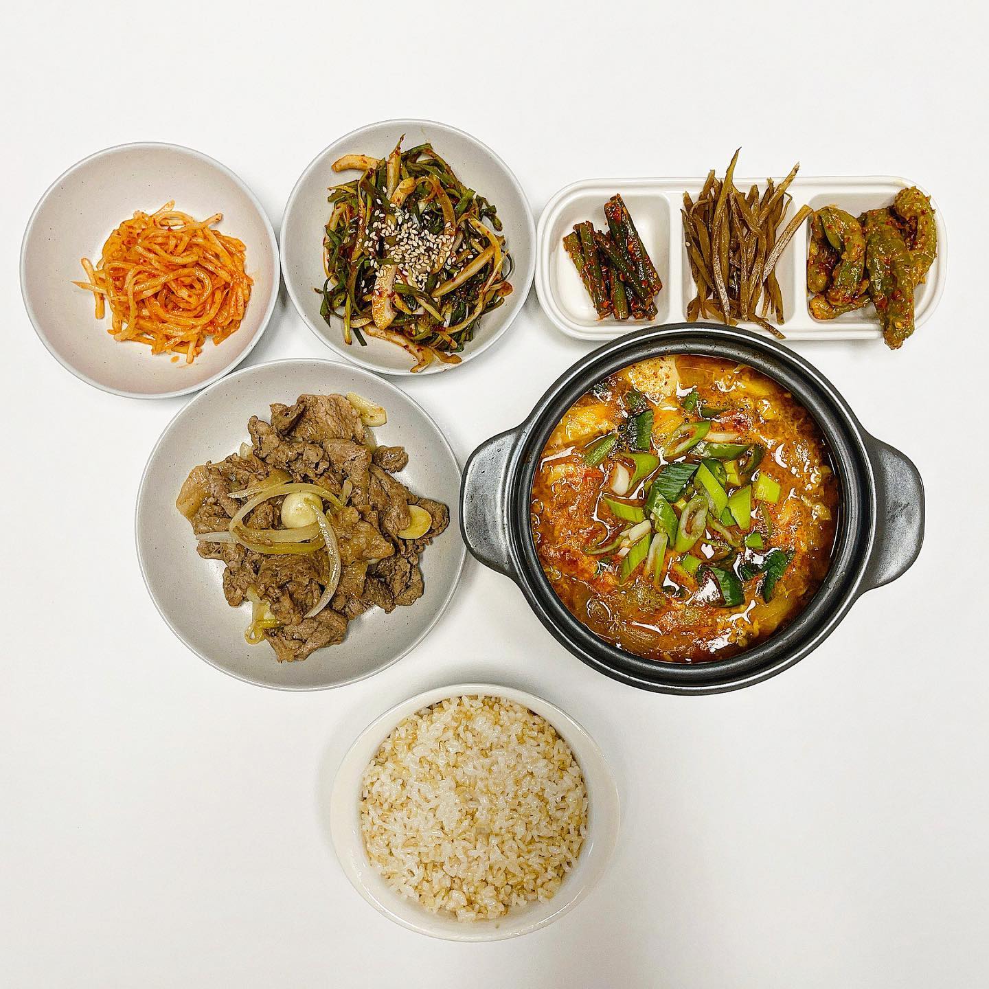 오늘 저녁🍴🍚

돼지불고기 , 순두부찌개 ,파절이무침 

젤 만만한 저녁한상이예여🤭
저녁메뉴 고민하기 싫을때 제일 만만한 순찌랑
고기 반찬하고 밑반찬 다 꺼내서 차려줬어욤
아무거나 차려줘도 한공기 뚝딱인 예랑이 !🫶🏻
찌개메뉴는 돌고 도는거같아요..🥲
된찌 김찌 순찌..청국장.. ..또 뭐있죠 휴 😮‍💨

#오늘의집밥 #먹팔 #소통 #댓글 #홈쿡 #일상 #먹부림 #집밥 #집밥기록 #좋테 #좋아요반사 #요리 #요린이 #신혼부부 #신혼밥상 #예비부부 #새댁일상 #오늘저녁 #저녁메뉴 #맛스타그램