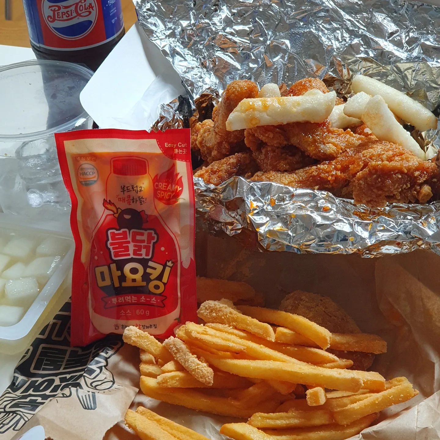 #협찬 
매콤달콤한 특제양념에 불닭마요킹소스라니.. 맛없없 조합이다🙈
후참 신메뉴 맵달킹 먹어봤는데용
비주얼부터 맛까지 최고인
매콤 달달 고소 다 가진 녀석!!
맵달킹을 시키면 같이 오는 불닭마요킹소스가 너무 취저였음
매콤 고소한 마요네즈소스 감칠맛이 아주 최고여따 👍 
양념치킨의 끝판왕이랄까...🙊
소스추가해서 사이드에 뿌려먹어두 존마탱🤭
여기에 펩시콜라는 필수지용
치킨에는 깔꼼한 펩시가 최고시당 
방문포장시 최대 4천원까지 할인되니
가성비까지 굿

[12월 후참 할인 알려드려요🤍]
- 배달의민족/배민원 매주 금요일 2천원 할인
- 요기요 매주 월요일,수요일 2천원 할인

[브랜드관 찜 하는법]
배달의민족 메인 화면에서 ‘배달’을 클릭해주세요.
카테고리 중 브랜드관을 클릭해주세요.
음식 카테고리에서 치킨을 선택 후 후라이드참잘하는집을 찾아 찜(브랜드명 옆의 하트표시♥)을 눌러주세요.
하트 표시가 빨강으로 채워졌으면 찜 완료!

#후참 #후참잘 #후라이드참잘하는집