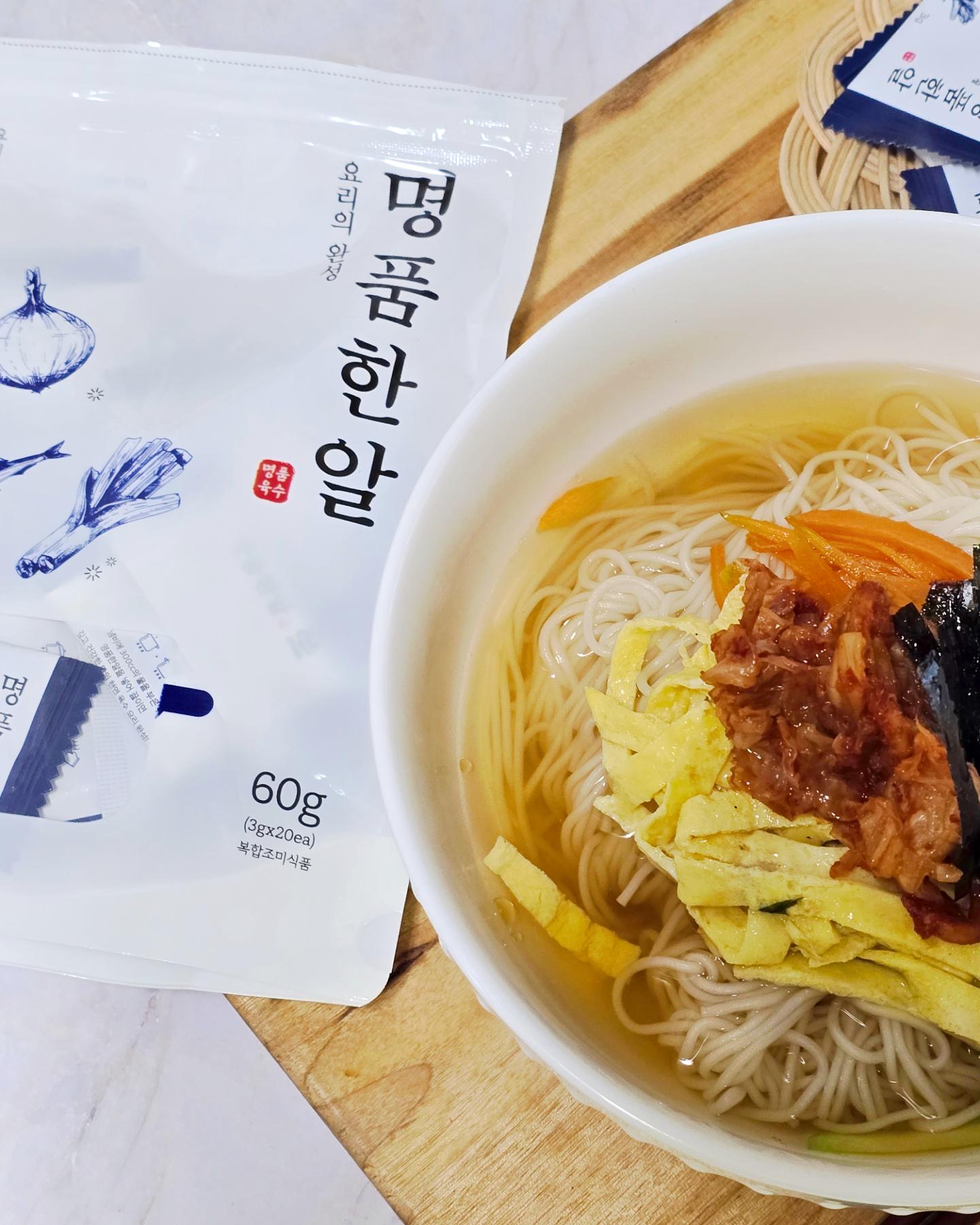 #협찬 육수한알로 무침도 국도 쌉 가능!
주말 국수 좋아하는 가족들과 잔칫국수로 한끼 뚝딱.

19가지 자연재료가 들어가 요리를 더쉽게!
➡️ 국내산 농산물 13종
➡️+ 신선한 수산물 5종

육수 따로 만들 필요없이 물에 넣기만 하면 되니까 너무 편하다. ㅎㅎ

무침요리엔 알갱이가 손으로 쉽게 으깨지니 깊은맛 플러스 가능!👌

멸치 비린맛은 특수로스팅 비법으로 없애버려 국물맛이 깔끔하네.👍

잔칫국수 기준 1인분에 1개 넣으니 딱 좋은듯.

착향료❌️
소포제❌️
유화제❌️
스테아린산마그네슘❌️
이산화규소(산화방지제)❌️

재료 고유의 맛을 내기 위해 각 재료별 4가지 방법으로 건조해 만든 프리미엄 #코인육수

  #육수 #요리 #홈쿡 #맛스타그램 #찌개