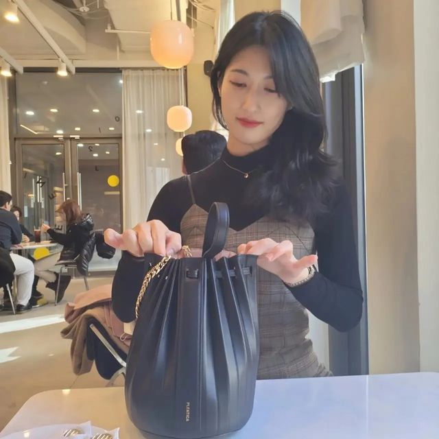 💮데이트슈니💮 on Instagram: "#협찬 꽃이 개화하는 듯한 포인트 가방 <플리티카 버킷백>
명동을 거닐며 맛집 탐방과 구경 데이트

👫 분위기-겨울 거리 느끼기.
👫 테마-명동 거닐기
👫 데이트
- 서로 손 잡고 명동 걷기
- 맛집 탐방하기🤭

🔎오늘의 코디 point
■ 블랙 플리티카 백과 어울리도록 베이지 색상 원피스 선택!
■ 버킷백의 내부가 넓어 수납력 완벽😊
■ 개화하는 모습의 가방으로 독특하면서도 이쁜 가방으로 코디 완성💕

#광고 #플리티카 #버킷백 #플라움버킷백 #플리티카버킷백 #버킷백추천 #플리츠백 #가죽주름백 #주름백 #디자이너브랜드가방 #디자이너가방 #가죽플리츠백 #여성버킷백추천 #가방추천

#개화 #원피스 #블랙 #골드 #길거리 #명동 #데일리룩 #OOTD #패션 #블랙 #베이지 

#맞팔 #인친 #선팔 #좋아요 #좋반"