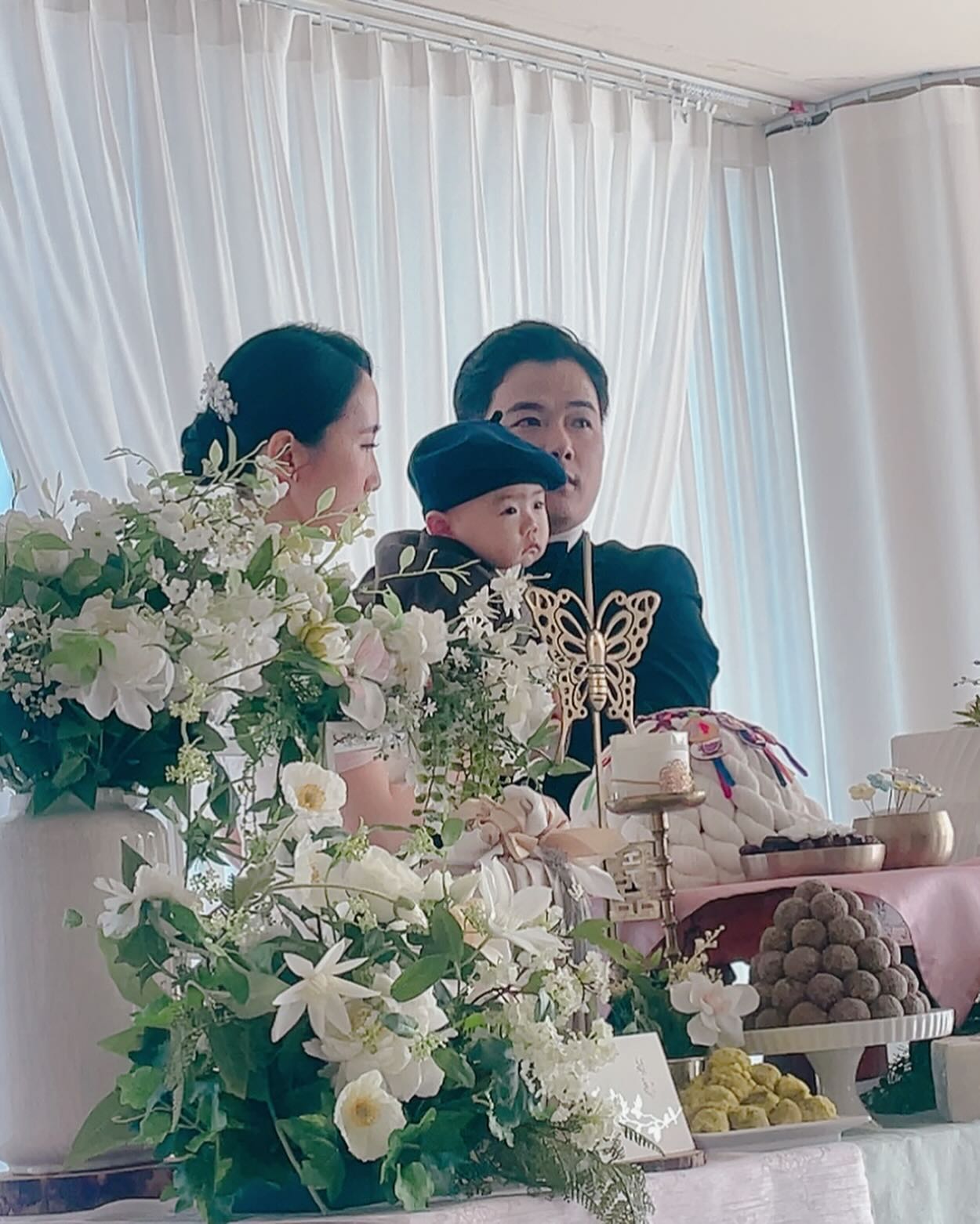 일요일 아침 일찍 돌잔치갈려고 집에서 떠난지 한참 됐는데
 핸드폰을 가져온걸 깜빡해서 어떡하징. ㅠㅠ
다시 집으러갈수도 없고 조마조마하고 있는데 
우리 뚜민이가 자기주머니에서 엄마핸드폰을 꺼내면서 엄마꺼 내가 챙겨왔징!하는거야. . 
우리 뚜민이를 안고 “내 은인이야.너무 고마워,너무 기특하당~~~”
즐겁게 돌잔치 참석하고 건너편에 서울어린이대공원이있는데 안갈수가없징.
롤러코스터 보고 한번 도전해보겠다는 우리 뚜민이~
줄서면서 몇번이나 탈까 안탈까 고민고민하다 결국 
타버렸는데 역시 무섭다고 다시는 안타겠단다~ㅋ ㅋ
엄마는 재밌는데~엄마는 더 타고싶은데~
Big5 티켓 사서 4개만 타고 집에옴. 힘들어서 동물원도 못가봤엉. . 

#서울어린이대공원 #엄마랑딸 #주말