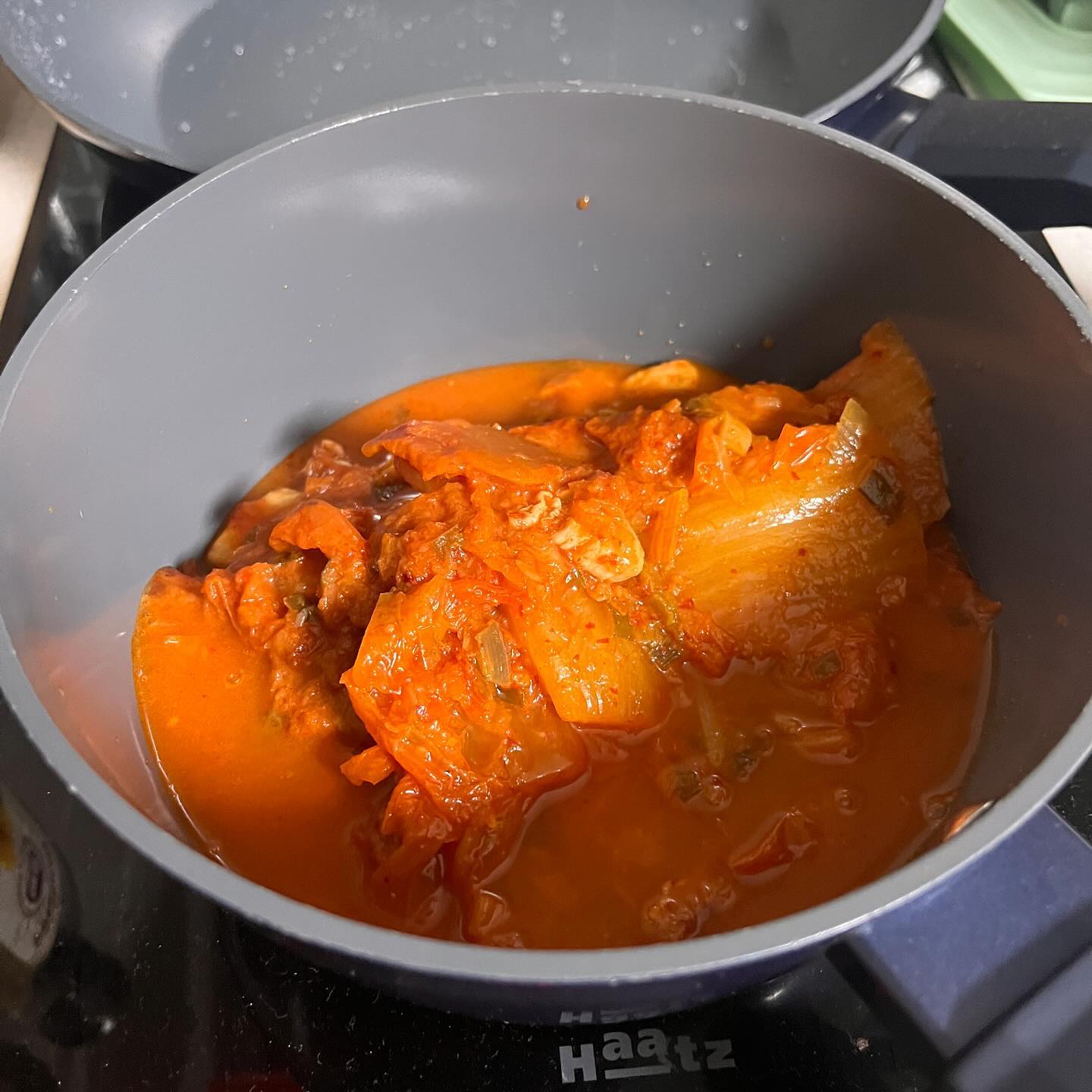 #협찬
목포 평화시장에서 맛집으로
아주아주 유명한
#꼬레안김치찌개 의 밀키트에요!
.
국내산 숙성 김치에 더해
돼지고기도 한가득 들어있어서
두명이서 한끼 먹기도
든든한 양으로 되어있어요
.
20시간 이상 정성들여서
끓여낸 육수에 얼큰함까지
느낄 수 있는 맛이랍니다🙌🏻
.
기호에 따라서 물은
100~150ml 추가해도 되는데
개인적으로 간을 세게 하지 않는
저로써는 물을 더 넣는게
훨씬 맛있더라구요😊
.
.
https://smartstore.naver.com/korean_food/products/9564420053
#먹스타그램 #김치찌개 #김치찌개밀키트 #밀키트맛집 #평화시장맛집 #목포맛집 #목포맛집추천 #김치찌개맛집 #맛스타그램 #맞팔 #먹팔 #먹스타 #리뷰노트 #광고 
#돼지고기김치찌개