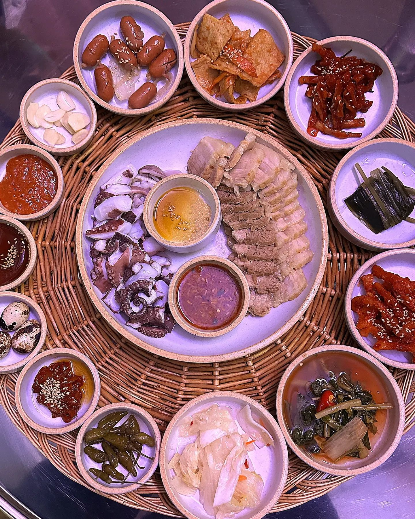 #협찬 압구정로데오에 힙하고 푸짐한 채반 한상차림 족발보쌈 맛집🔥
⠀
압구정 족황상제
⠀
족발전문점 족황상제 압구정로데오점에 저녁식사를 하러 방문했어요! 압구정로데오에 맛집 많지만 제 시선을 사로잡은 문어보쌈 한상차림을 먹으러 냉큼 갔답니다ㅎㅎ 🐙🥓한상차림은 음식이 채반에 담겨져 나와서 독특하고 구성이 다채로워요👏 13가지 반찬과 함께 나온답니다😋
⠀
문어랑 보쌈 모두 부드럽고 잡내가 1도 안나서 아주 만족스러웠어요! 문어가 너무 먹고싶어서 주문했는데 살도 통통하고 양도 많아요ㅎㅎ 오래 방치된 문어는 잘 씹히지도 않은데 족황상제 한상차림 문어는 엄청 부드러워서 잘 씹혔어요! 따뜻한 보쌈은 어떻게 조리했는지 너무 궁금할 정도로;; 달짝지근하면서 담백하더라구요!!!👍
⠀
보리열무 비빔밥도 양념장이 자극적이지 않아 건강한 맛의 비빔밥이라는게 느껴졌어요! 열무가 얼마나 부드럽고 맛있던지 하나도 빠짐없이 얌얌! 보쌈에 보리열무비빔밥 조합 너무 좋은걸용?? 열무김치맛집이에요ㅎㅎ🥘
⠀
입구부터 트렌디하고 힙한 분위기에 사운드 빵빵해서 활기찬 곳🎶 족발집이 이렇게 힙한 건 첨이에용ㅎㅎ직원분들도 모두 친절하세요! 로데오맛집 족황상제에서 맛난 족발, 보쌈 한상차림에 술한잔 어떠세요!!💯
⠀
⠀
🐙🥓보쌈과 문어 한상차림 43.0
🥘보리열무 비빔밥 8.0
⠀
📍서울시 강남구 도산대로51길 40
⏰영업시간 화-목18:00-02:00 금-토18:00-05:00/월-정기휴무
⠀
⠀
⠀
⠀
⠀
#압구정로데오맛집#압구정술집#족황상제
#압구정족황상제#압구정족발맛집#압구정맛집
#강남족발맛집#강남술집#압구정로데오역맛집
#강남보쌈맛집#리뷰노트#문어보쌈정식
#강남술집추천#압구정술집추천#압구정보쌈맛집
#먹스타그램#맛스타그램#맞팔환영#🍪