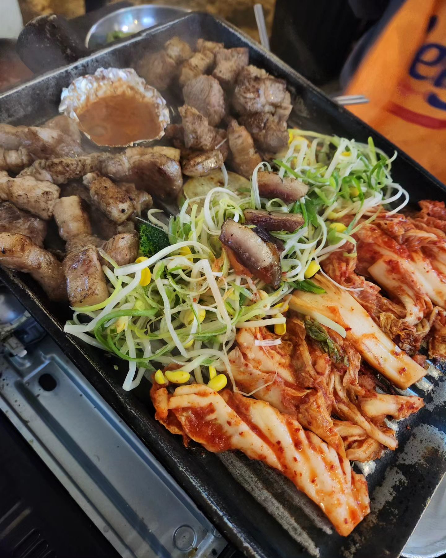 🍽
합정 구워삶다

직화 구이로 초벌해서 나오니 바로 먹어도 되는 구워삶다
잘라져 나와서 손이 따로 가지 않아서 아주 편리함!
세트에서 나온 묵사발이 정말 맛났고 고기도 고기지만
마지막에 먹는 치즈볶음밥 꾸울맛

#합정 #홍대 #합정맛집 #합정구워삶다 #홍대구워삶다 #구워삶다