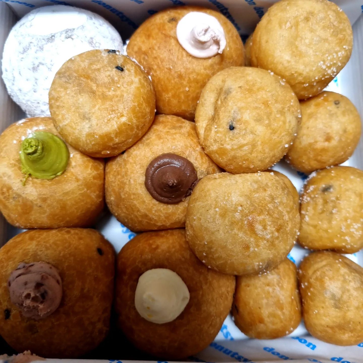 #도너츠윤
#찹쌀도너츠 🍩 

찹쌀도넛에 초코크림 녹차크림 등 넣은것
괜춘..! 
요즘 운동하느라 늙은듯 싶다ㅋㅋ
그래도 살찐것보다는 백배나음!!
뼈만 남고싶다
#오운완🔥