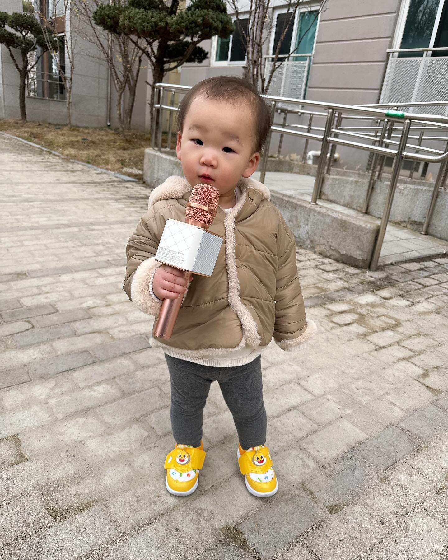 👶🏻+542일🫶

임신 막달까지 노래방 즐겨가던 서윤맘, 서윤데디 ㅋㅋㅋㅋ
그래서 그런가 서윤이가 흥도 많고 마이크 탐내서
마련해준 서윤전용 마이크🎤
이제 노래방가면 마이크 뺏지말고 너꺼해라🥲

놀기도 잘 놀고 잘 자는데 서윤이는 폐렴에 걸렸어요😭😭
결국 어린이집 등원은 이번주 못시키고 가정보육 확정…
서윤맘이 일을 쉬어서 가정보육 할수있는데 막막하네요..😅
언능 낫자 공주야!!!🤍🙏

#윤서유니#마이크#내꼬얏❤️#가정보육#스타트#뭐하놀지#뭐먹이지🤔