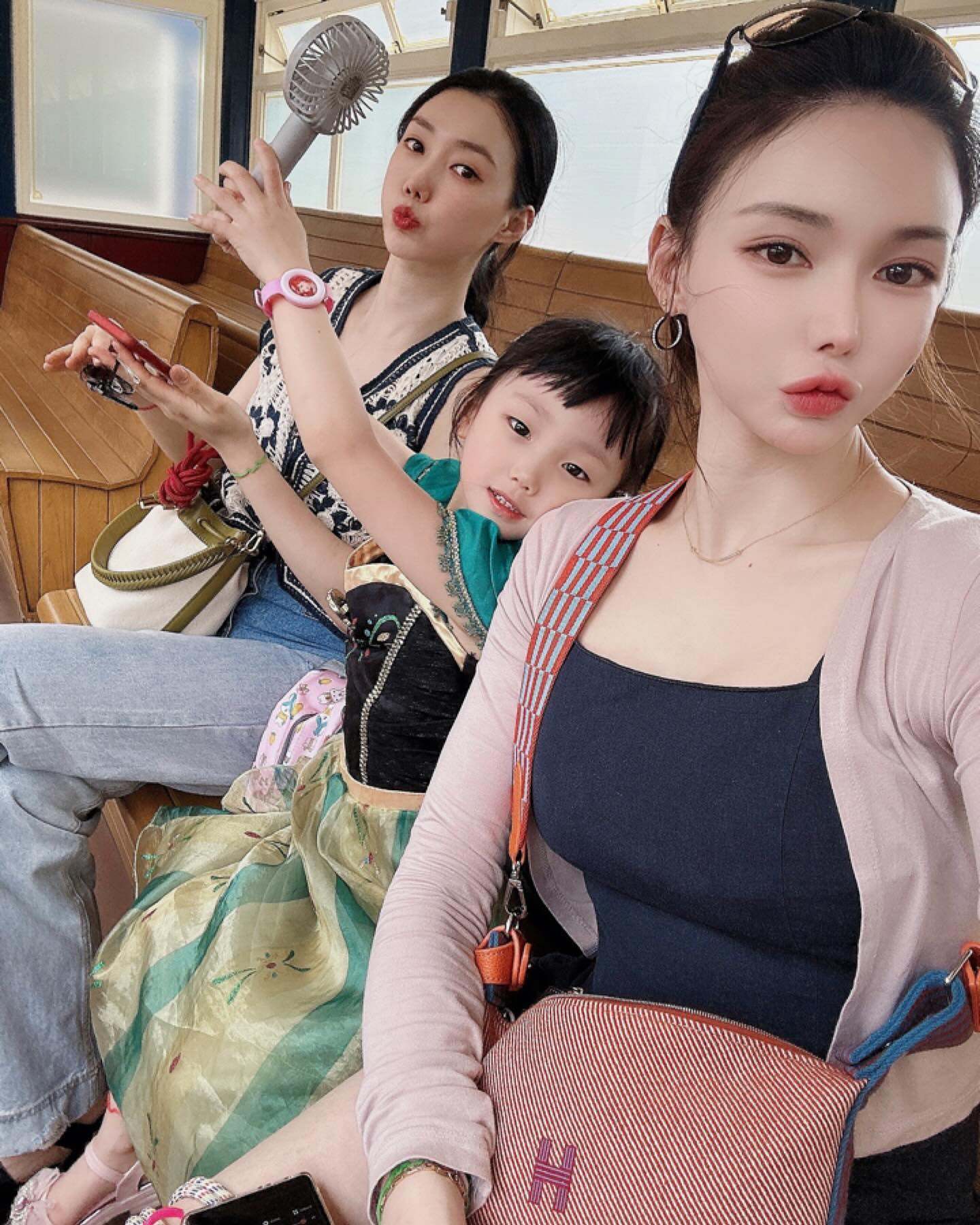 🇭🇰
있을때는 몰랐는데, 항상 떨어지고 난 후에
더 큰 아쉬움 그리움。

셋이 찍은것 중에  제대로 나온게 하나도 없네🥲
언제든놀러와 내조카❤️ 울언니❤️
그전에 열밤자고 이모가 먼저 한국갈께😘

-
.
.
.

#홍콩생활 #홍콩여행 
#빅토리아파크 #홍콩디즈니랜드