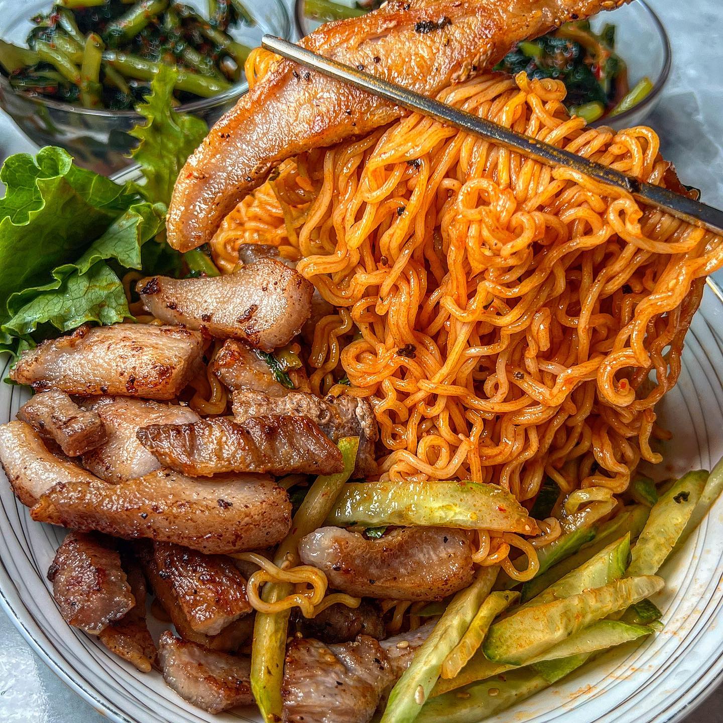 항정살 때깔좀 보세요오오오!🤬
집에서 구워 드십시다*,,,*‼️‼️
가성비 짱 좋은 캠핑•홈파티에 제격인
#백년밥상 #항정살 간만에 #협찬 받아서 신났고요~

소금+후추+기름에 한번 버무린 뒤 구워주니
아주 맛깔스럽게 노릇노릇 미친거 아닌가요?
10점~12점 정도 든거 같은데 무게로 300g기준 한팩이예요.
혼자 먹으면 한근 어쩌면 두근도 ssap가능이지만,
진비빔면 항그이 끓여서 먹으니 JMT이네요🍝
오이랑 상추 항그이 넣어서 먹으니 건강도 업업🙋🏻‍♀️

아 참 열무 조합도 아주 죽여줍니다🥬

눈꽃 항정 쟁여둬 쟁여줘❄️🐷

🛒백년밥상_눈꽃항정살
-
-
-
#차밍푸드 #차밍푸드_집밥
#집밥 #홈쿡 #고기맛집 #고기택배 #택배맛집 #항정살요리 #항정살구이 #asmr #samgyupsal #kfood #koreanfood #noddles #비빔국수 #라면추천 #진비빔면 #비빔면 #비빔면레시피 #주말점심 #한끼식사 #간편식 #집밥레시피 #고기파티 #홈파티 #집들이음식 #항정살맛집