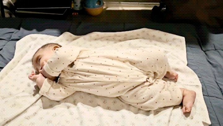 우리 이쁜 감동이 ❤️
뒤집기 할랑말랑 애태우더니 
할머니앞에서만 보여주고
오늘 엄마한테 처음 보여준 첫 뒤집기다😁
한 3주전쯤 부터 했다는데 ㅜ ㅜ ㅎㅎ
독감땜에 격리생활하느라 제대로 뒤집기는 첨본다
오구오구 기특해😊 앞으로도 잘크자 우리 감동이❤️
.
.
.
.
.
.
#첫뒤집기 #성공 #육아발달 #육아팅 #육아스타그램 #딸스타그램 #아기천사 #엎드리기 #감동이 #사랑해 
#육아소통 #육아일상