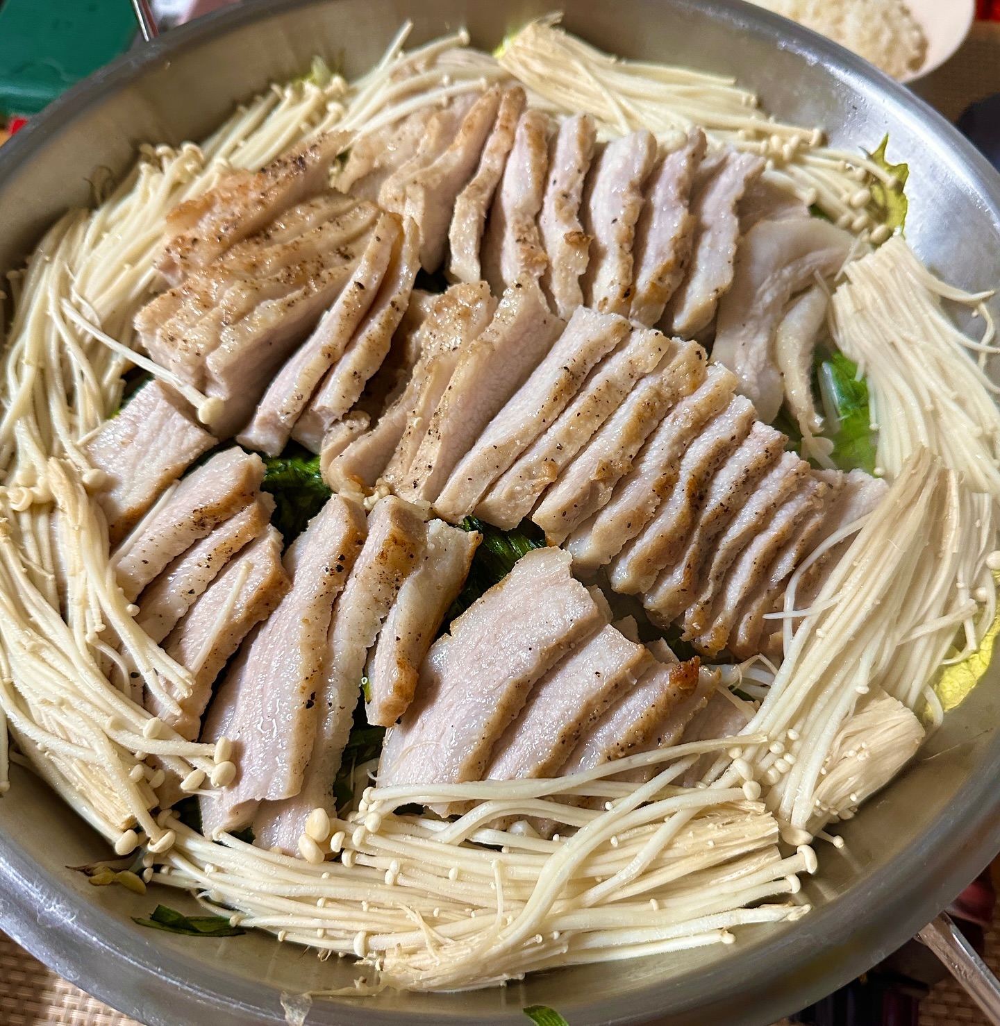 간만에 항정수육👍

항정살에 칼집 넣고 밑간하고 겉만 한번 굽고 쪄냈어요! 
항정살 익고 난 후에 야채 잔뜩넣고 야채 숨죽여서 야채 잔뜩 해서 고기랑 먹었는데 진짜 이것은 천국😇😇

어제 감기기운 있어보이는 신랑때메 고기반찬 했는데 퇴근하고 오니 멀쩡하네요🤣🤣🤣 

다들 급 추워진 날씨에 감기 조심하시고 남은 하루 행복하게 보내세요❤️