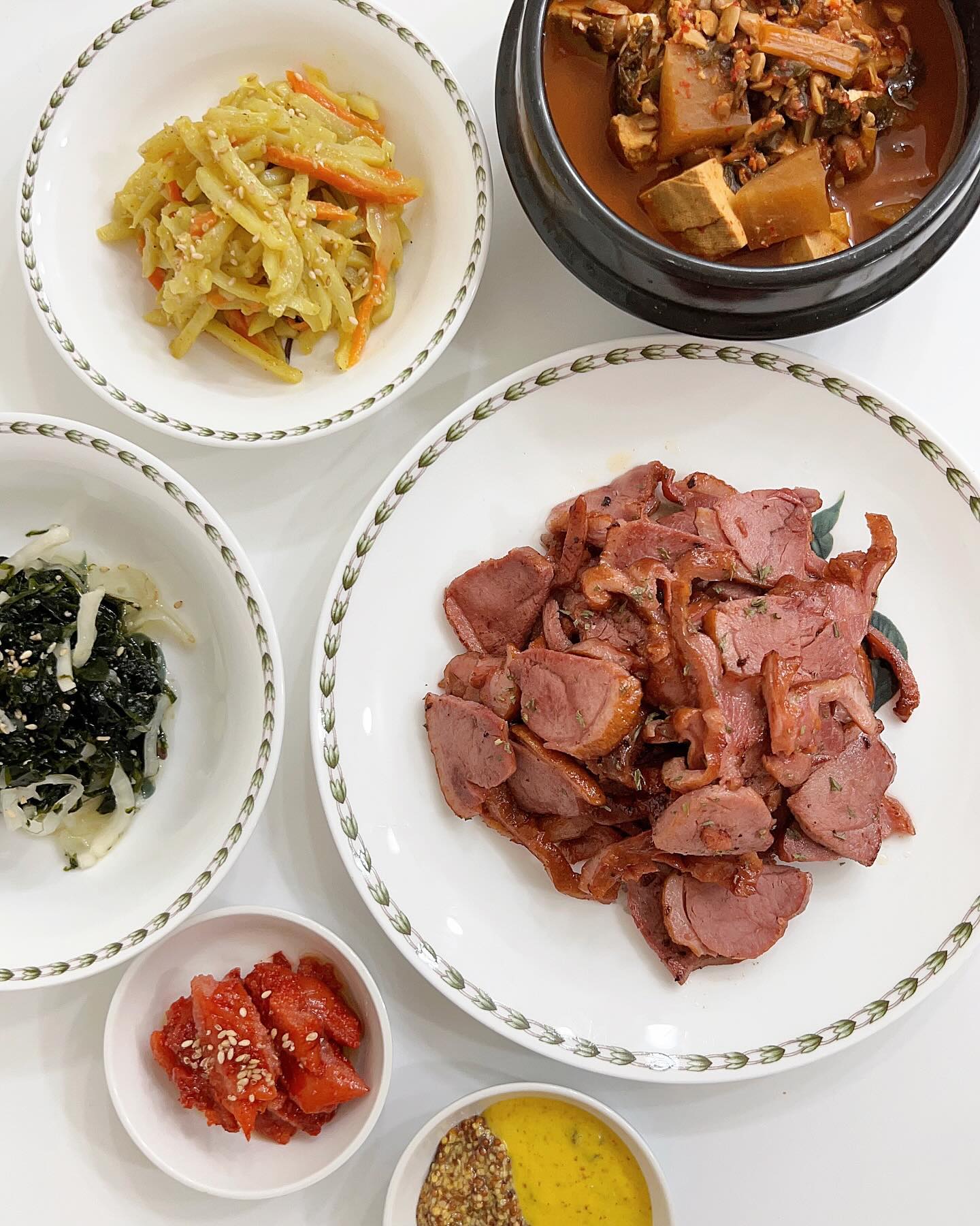 .
오늘 아침!!!
•훈제오리구이
•깍두기청국장
•카레감자채볶음
•파래무침
•명란젓갈

주말인 오늘도 바쁠예정,,🥲

#주윤이네식탁 
#주밀밥상