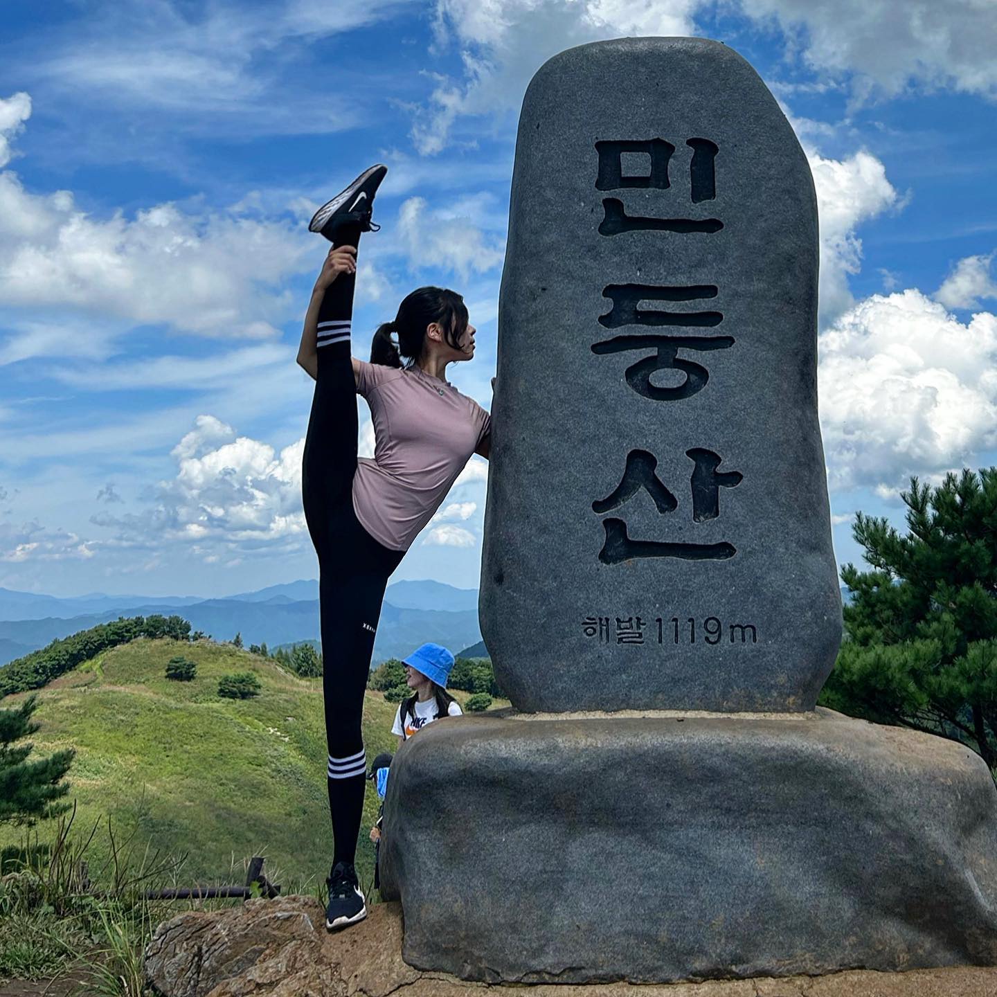 등산도장깨기 ʕ๑•̀ᴗ-ʔ

10번째⛰: 강원도 정선 민둥산
소요시간 : 왕복 3시간

가는길 : 차량이용 증산초교 > 
민둥산 억세마을 입구 > 
거북이쉼터 > 제1코스 > 민둥산

이름은 민둥산인데
민둥하지 않은 산🙃

벌레와 싸우며 올라왔지만
풍경은 진짜 최고..

#다리찢기 #민둥산 #100대명산 
#등산 #다음엔어디갈까
