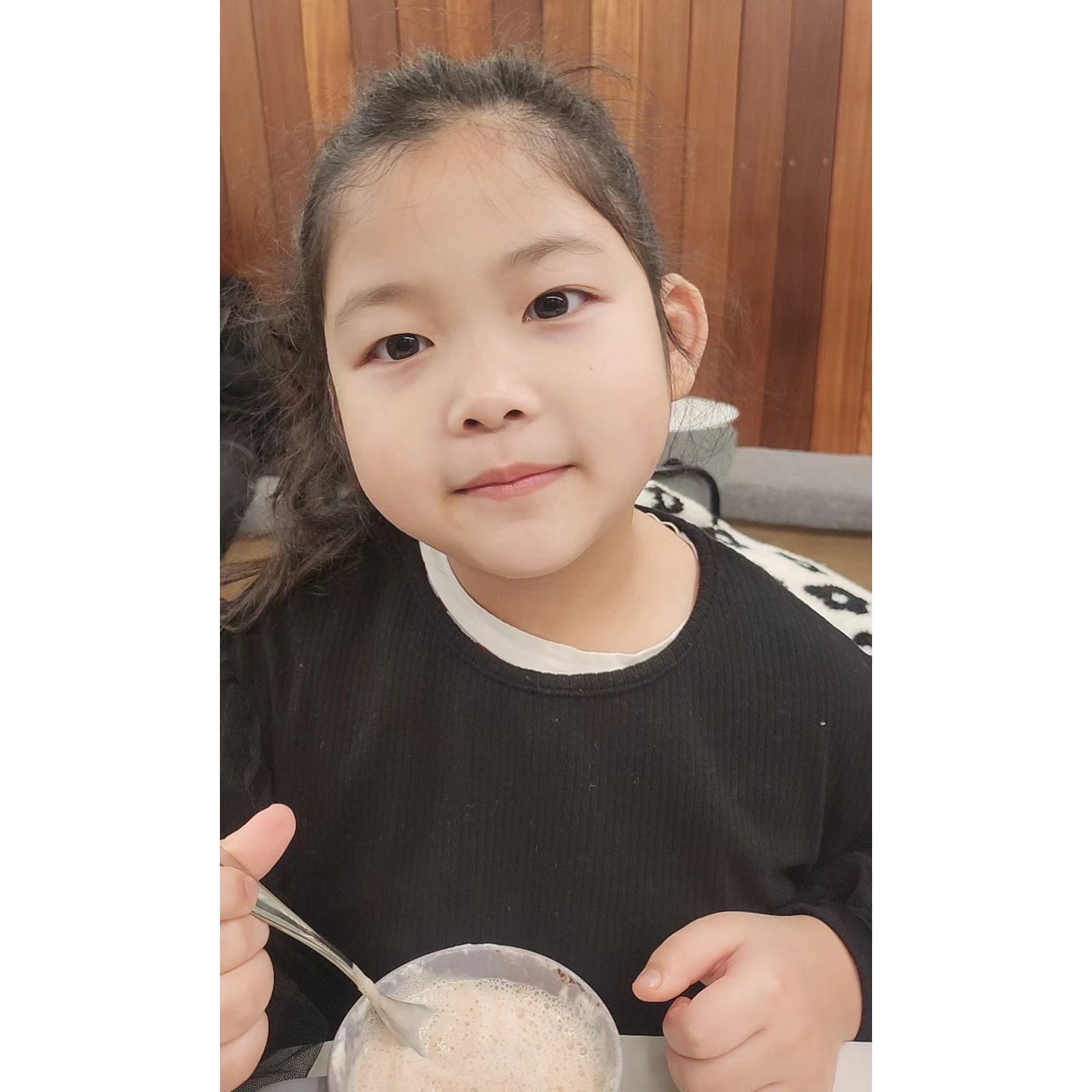 #지난주 
뭔가.... 콩같이 나온 딸래미 ㅋㅋ ㅋㅋ ㅋㅋ ㅋㅋ 
 
정말 동글동글하구나! 
 
 
#방학삼일차 
#길다길어 #3월언제되나요 🙈🙉🙊 
#잘지내봅시다 🎶 하핫