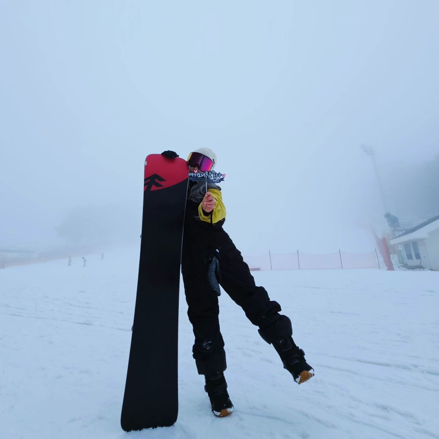 🏂....
안개는 많이 꼈지만
지산이는 포기할 수 없지이~~!!!
새해맞이 토퍼준비 완😍
아니 슬로프랑 잘 🎉 어울리는 토퍼 어쩔

"분위기가 좋은건가
 그냥 지산이라 좋은건가?"

"여기오니 참 좋다"

모두 새해 복 많이 받으세요
.
.
.
.
.
#2324지산리조트
#연말이벤트 
#지산한컷 
#snowboarding
