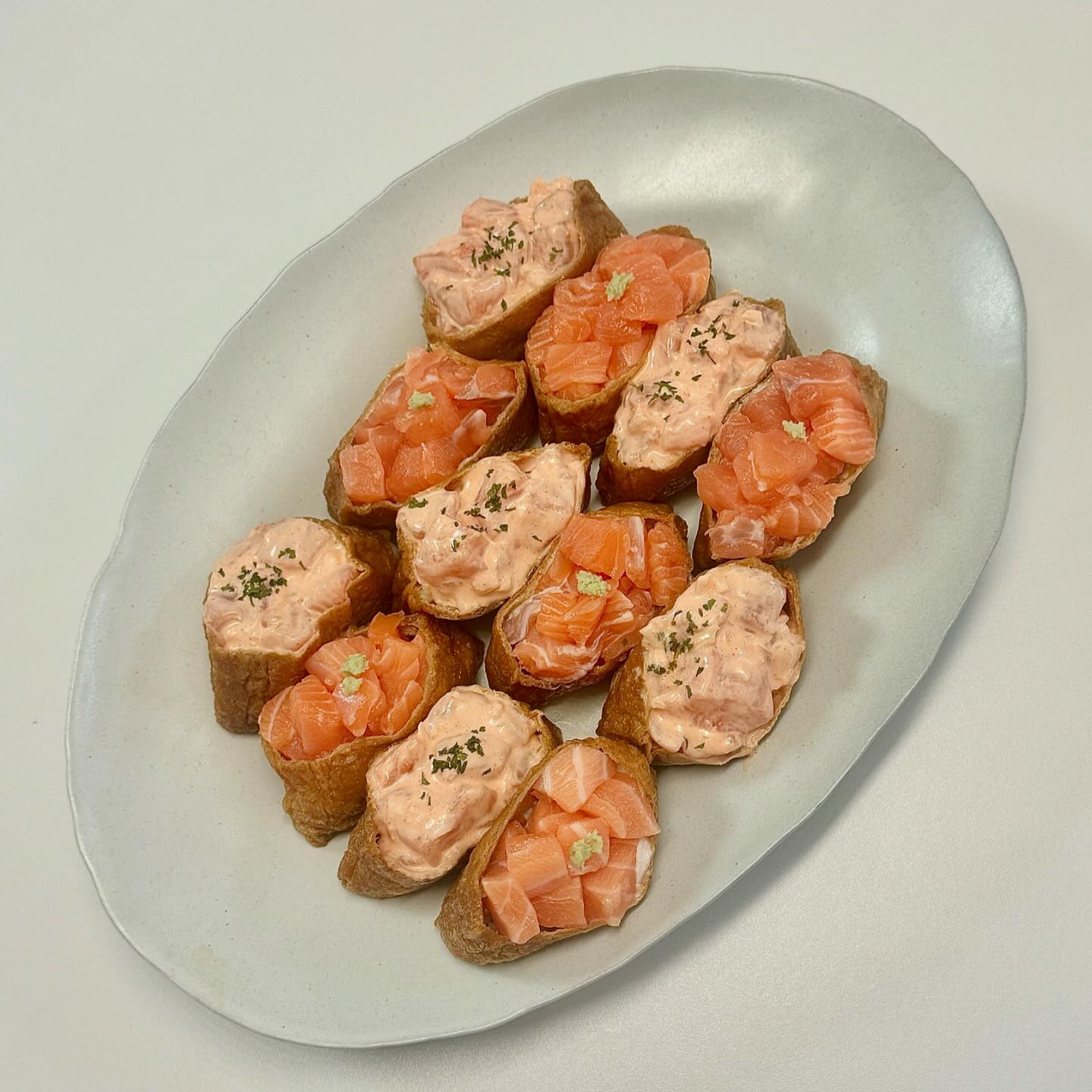 하니쿡👩🏻‍🍳
오늘은 직장생활 12년만에 처음으로 실업급여 신청하고왔어요!
실업급여 평생에서 받아보는날이 있을까 라는 생각을 매번
가지고 있었는데 드디어 받아보는 날이 오다니!!🤭🤭
무려 8개월동안 받을 수 있어서 짱짱👍
저녁은 트레이더스에서 사온 연어로 유부초밥 만들었어요😋
연어유부초밥은 매번 도제에서 사먹기만하다가
처음 만들어본건데 만들어보니 이제 밖에서 못사먹겠더라구요
하나는 상큼하게 소스 만들구 하나는 스리라차 소스로 매콤하게
두가지 버전으로 만들어 먹으니 느끼하지도않고 존맛탱!!

남은 연어는 내일 연어포케 만들어 먹어야지이🤍