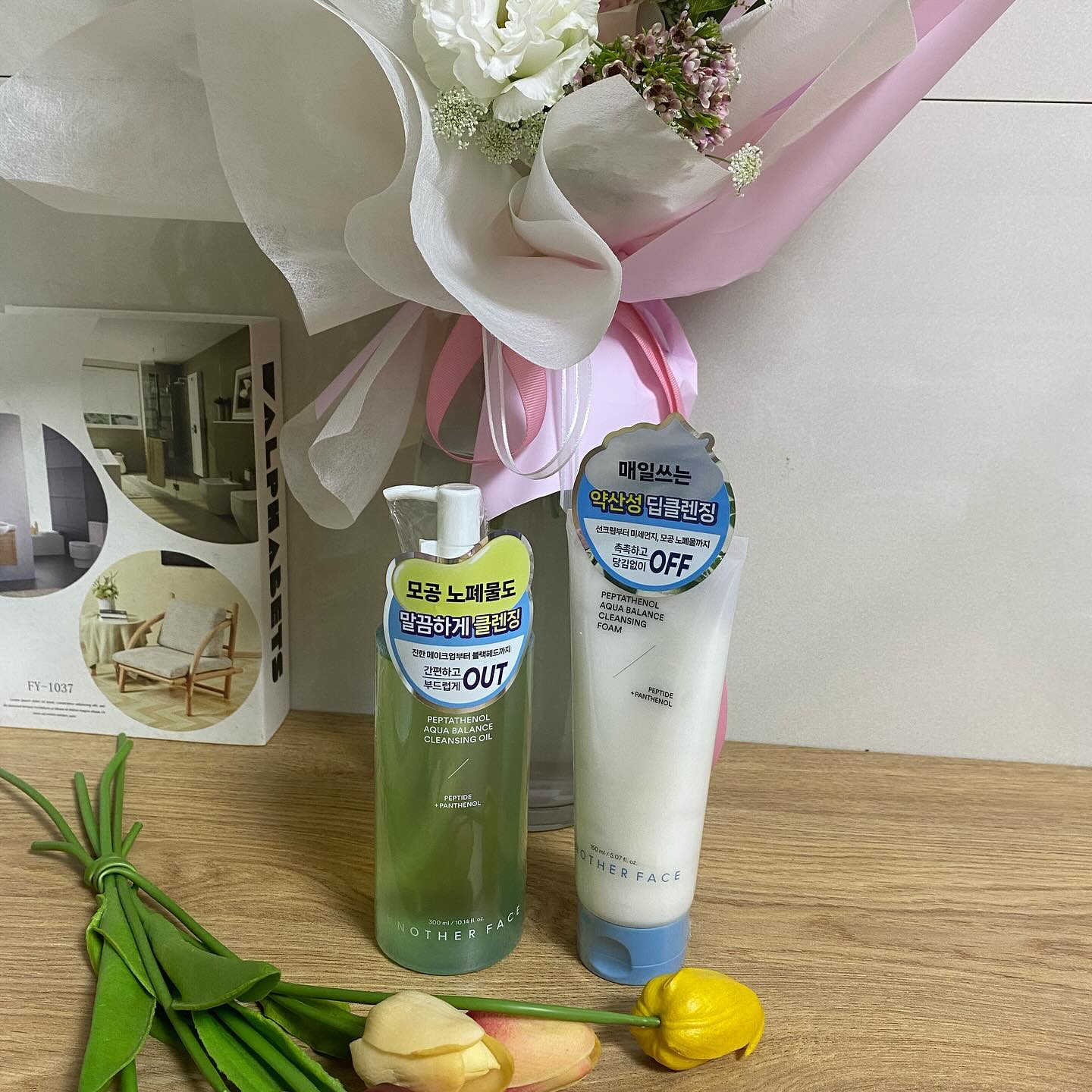 #협찬 

클렌징제품 찾다가 알게된 어나더페이스 펩타테놀 수분 밸런스 클렌징 오일 & 펩타테놀 수분 밸런스 클렌징 폼 써보게 되었습니다🌿

💟펩타테놀 수분 밸런스 클렌징 오일은 모공 및 블랙헤드 클렌징까지 확실한 딥클렌징해줍니다. 빠른 유화되고 물처럼 가벼운 텍스쳐였어요. 
1회 사용으로 화이트헤드&블랙헤드 42.415% 개선 !! 
보습과 진정에 탁월한 어나더페이스만의 핵심 독자 성분인 펩타테놀이 무려 7,500ppm 함유되어있어요. 
수분을 꽉 잡아주는 돌콩 오일을 베이스로 한 최적의 비율 식물성오일로 클렌징 후에도 당김없이 촉촉한 마무리가 가능합니다👍

💟펩타테놀 수분 밸런스 클렌징 폼은 건강한 피부의 pH인 약산성으로 매일 써도 순하고 자극이 없었어요. 약산성 폼클렌저라 거품이 잘 안나는 경우가 있는데, 생크림폼으로 쫀쫀한 거품이 만들어지더라구요👍
미세먼지는 물론 선크림까지 완벽하게 세안되는 폼클렌저입니다. 
어나더페이스만의 독자 성분인 펩타테놀이 1,000ppm 함유되어 촉촉하게 딥클렌징 됩니다💕

 #anotherface #peptathenol #약산성폼 #미세먼지클렌징 #모공클렌징 #클렌징폼 #펩타테놀 #블랙헤드클렌징 #모공클렌징 #클렌징오일