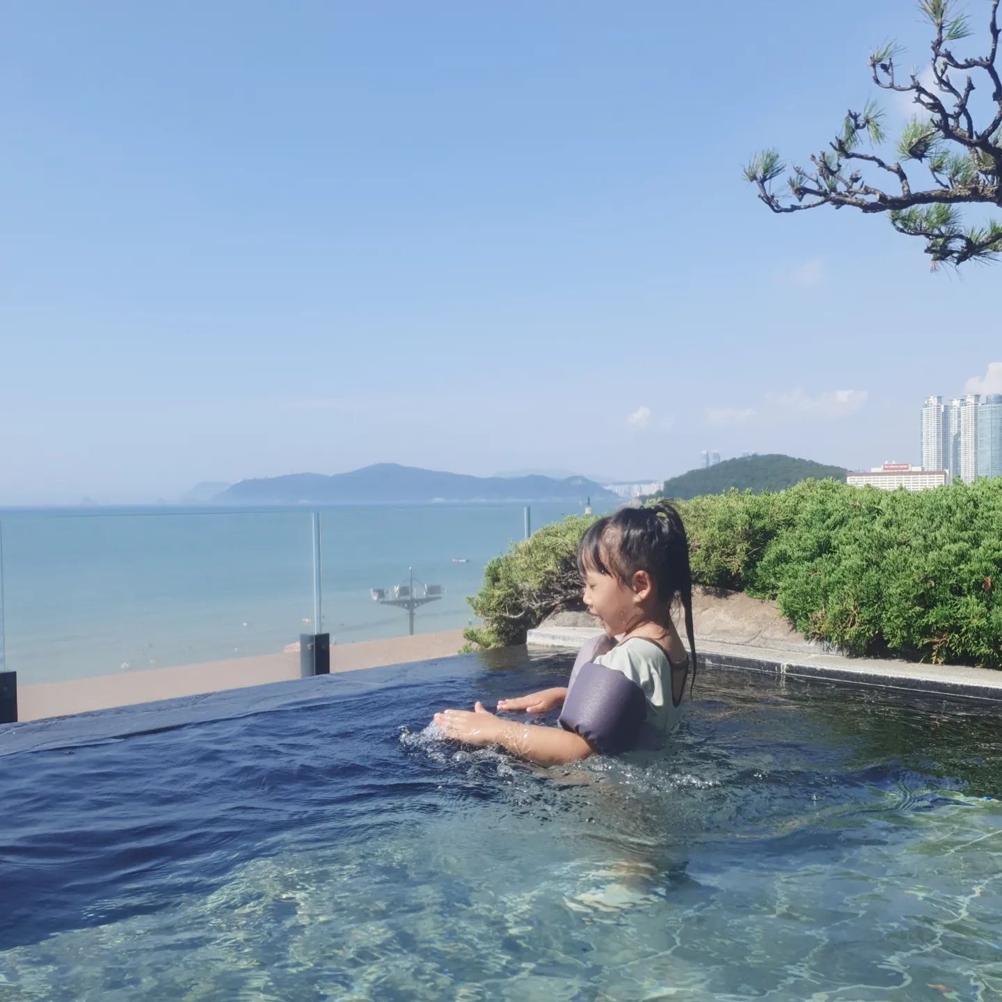 #박남매 #일상
 
 
 
우리집 물개
 
 
 
 
 
.