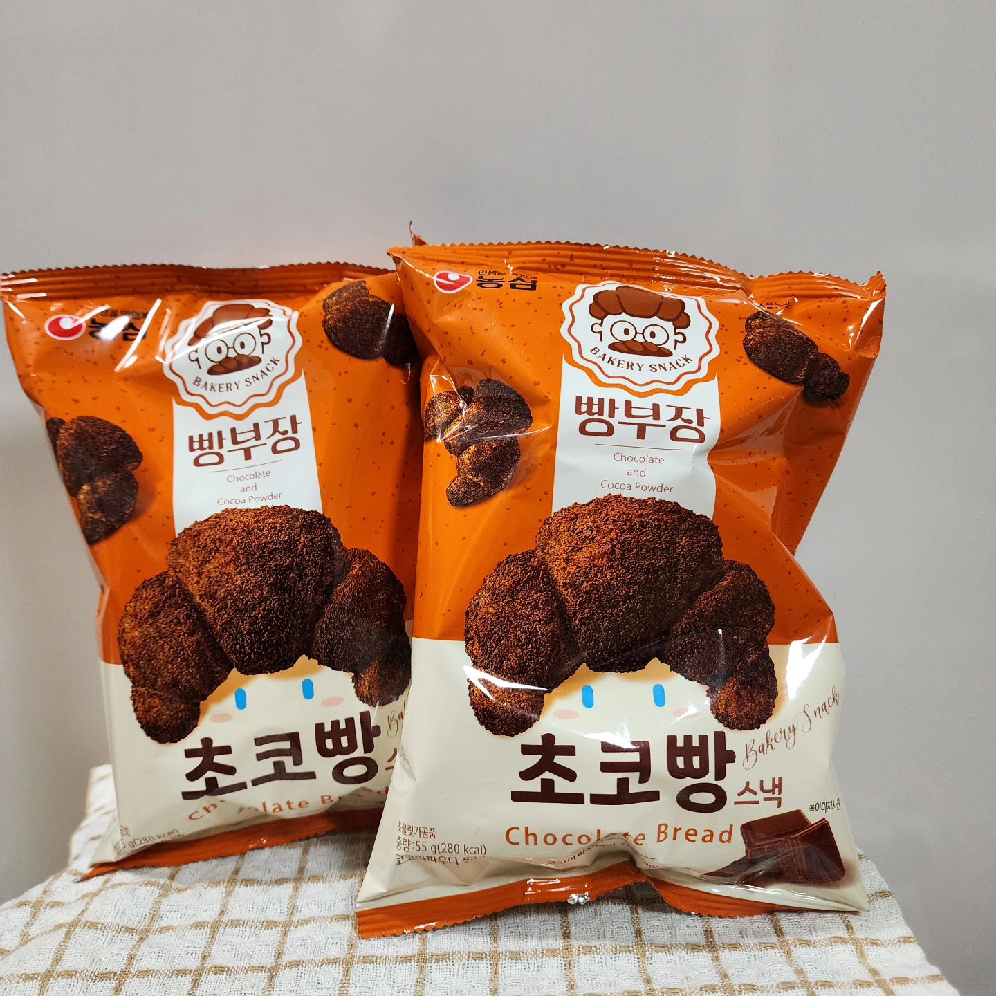 농심 빵부장 소금빵에 이어서 초코빵 출시✨️
미니미니한 소금빵 모양에 코코아 파우더로 깊고 진한맛으로
입안에서 바삭하고 사르르 녹아서 없어져요❤️
누구나 좋아하는 맛으로 식감이 정말 최고 👍
 간단히 하나씩 먹어도 좋지만 우유에 시리얼처럼 먹어도 
전혀 눅눅하지 않고 바삭한 식감을 느낄수 있어요
꼭!우유랑 같이 드셔보세용~❤️ 

celuvu_review

#협찬#농심#빵부장 #초코빵스낵#빵부장초코빵#크루아상스낵
#셀러뷰#과자리뷰
#먹스타그램🍴