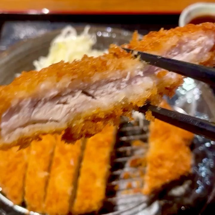 #협찬 

네번째 레뷰 협찬으로 여주 프리미엄 아울렛의 진가와&타쿠미 나가사키를 할머니 할아버지 엄마와 다녀왔다! 
다같이 가는 오랜만의 여주 프리미엄 아울렛이라, 쇼핑도 잔뜩 했다~! 

여주 프리미엄 아울렛이 진짜 넓어서
길고 긴 쇼핑을 하구 배가 고파져서 다같이 진가와&타쿠미에 갔다! 

메뉴 모형이 있어 음식이 어떻게 나오는지 보고 고를 수 있어서 좋았구, 푸드코트 형식으로 #타코벨  #미즈컨테이너 #솔솥 #도제분식 에서 다양하게 주문하여 조합하여 먹을 수 있고 넓직하구 깔끔한 인테리어라 식사하기 너무 좋았다! 

등심돈까스와 모짜치즈 돈까스 진짜 강추하고! 
소고기 우동은 일본에서 먹던 맛 그대로였다!!
일본식 우동을 먹고싶을때 진가와와 타쿠미를 찾아가길 추천한다

⏰매장운영정보: 10:00 ~ 22:00
📍 경기 여주시 명품로 360 테이스트빌리지
🚘주차 가능⭕️

#여주프리미엄아울렛맛집 #여주아울렛맛집 #여주프리미엄아울렛 #여주아울렛점심
#진가와 #타쿠미 #진가와타쿠미 #모짜치즈돈까스 #돈까스맛집 #일본식우동 #우동맛집🍜