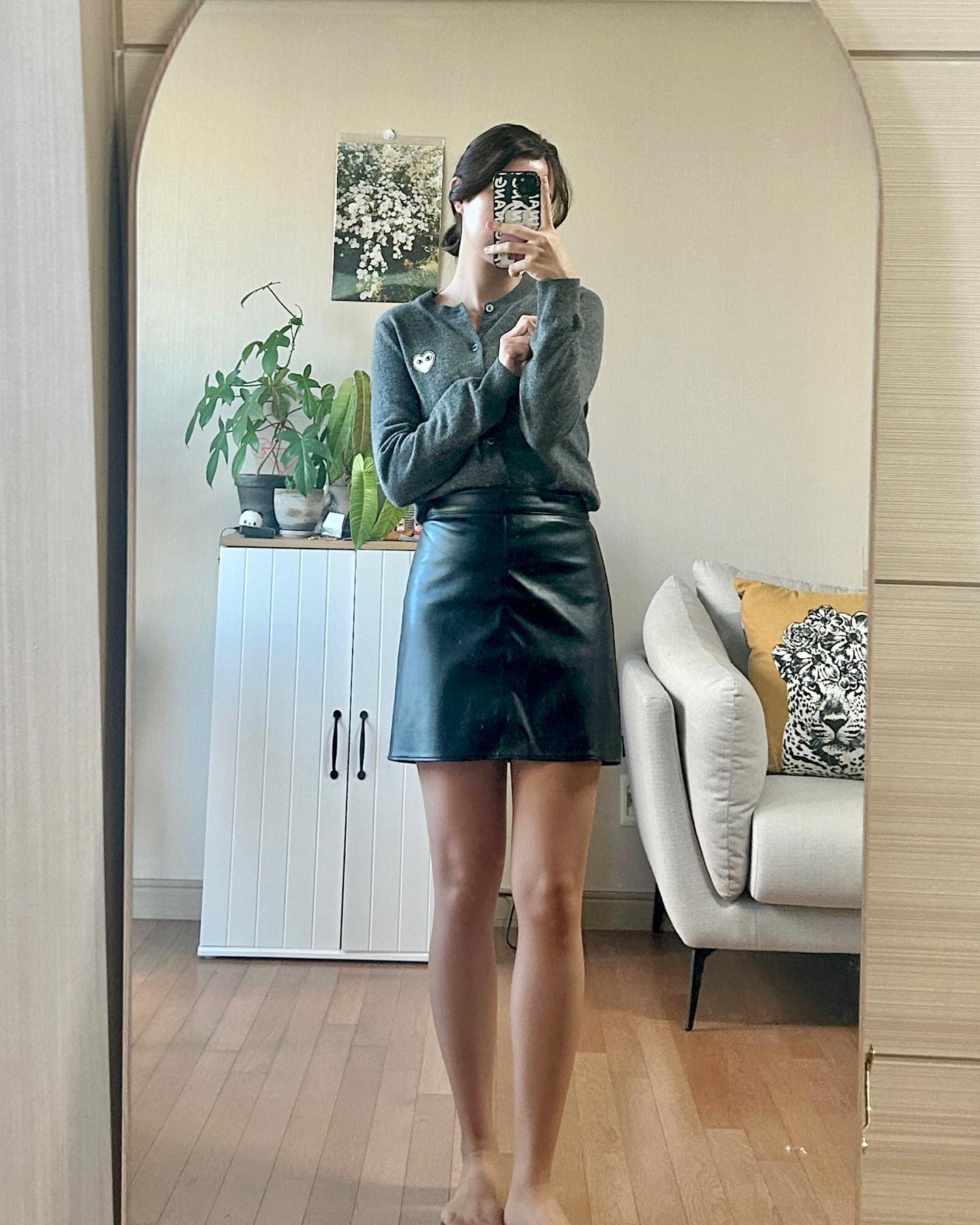 #glamjh_ootd #뗘니룩 
추워지면 생각나는 레더스커트🖤
꼼데 니트랑 입으면 가을겨울 교복이져👀✨

Top : commedesgarcons_seoul 
Bottom : musinsa.official
