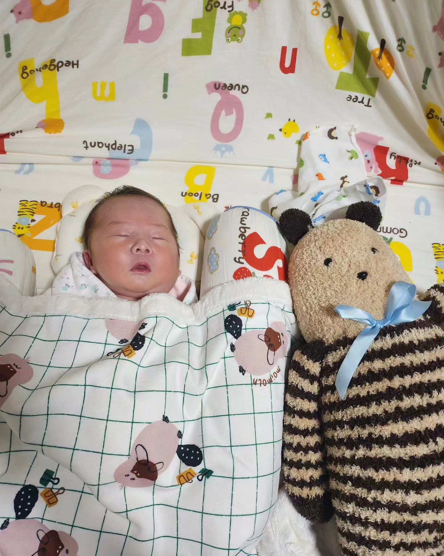 엄마가 만들어준 하루인형😆
하루야-외할머니가만들어주신거니깐 항상 옆에 끼고댕기라~
.