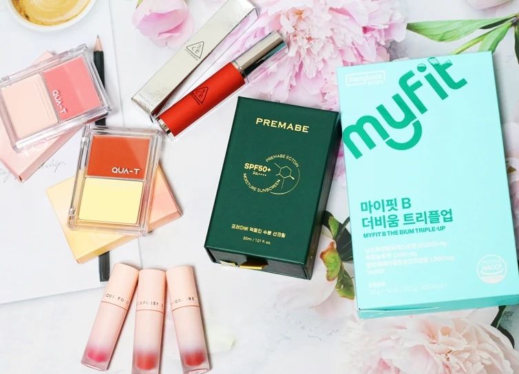 #제품제공

색조부터 썬크림까지 ‼️
알차게 구성된 파룸 월간파우치 🎁
이번달 제품도 맘에 쏙 드네요

무난하게 바를수 있는
#쓰리씨이 #헤이지립클레이

볼을 화사하게 밝혀줄
 #콰티 #글로우멜팅팔레트 

극강의 발색력을 자랑하는 
#포렌코즈 #속타투틴트 

#동국제약 #마이핏B더비움트
#프레마베 #엑토인수분선크림 으로
구성되어 있는데 립이랑 선크림
요즘 넘나 잘쓰고 있네유 👍

#자외선차단제
#파룸체험단 #월간파우치_8월호 #월간파우치
#뷰티 #instagood #beauty #코스메틱 #코덕 #화장품 #뷰스타그램 #instadaily #데일리 #뷰티박스 #맞팔 #fff #선팔하면맞팔 #좋아요 #마이핏