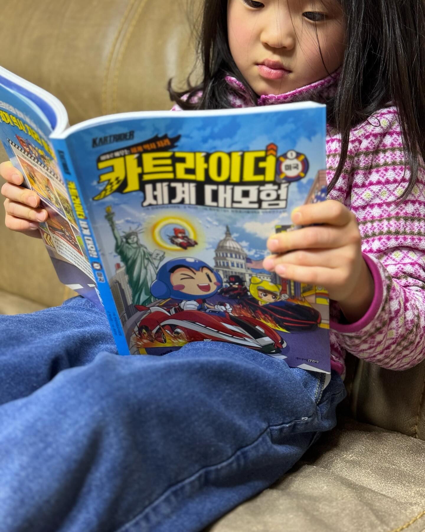 #협찬 💙카트라이더세계대모험 

카트라이더 세계대모험 1권 미국편 🇺🇸

게임 캐릭터와 함께 
세계 역사, 지리, 문화를 담은 
재미있고 쉽게 읽히는 학습만화에요 🥰

서울대학교 미국학연구소 소장의 감수와
전국지리교사모임의 선생님들이 기획 및 집필
신뢰할 수 있는 전문가가 참여했답니다!

초중고 교과연계 지식을 담고 있어요

탐험일지, 네비게이션, 상식 레벨 업 지면을 통해
흥미롭게 미국을 알아갈 수 있지요 

미국 대형 지도도 부록으로 들어있어서
미국이 한눈에 보이네요 🩷 

gimmyoungjr 

 #협찬 #카트라이더세계대모험 #세계문화 #세계사 #세계지리 #학습만화 #초등학습 #초등교육 #초등독서 #초등책추천 #학습만화추천 #어린이책 #육아 #책육아 #책스타그램 #주니어김영사