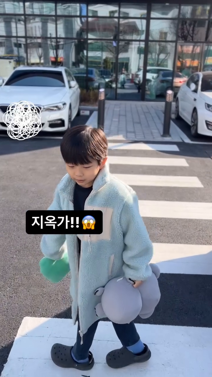 하루동안 오롯이 방학이라 신난 아들과 외출..
횡단보도 건너면서 검은색 밟지 말라해서

귀엽다, 나도 어렸을 때 그랬지란 생각에 웃음이 🤭

근데 집에 와서 영상을 다시 보고 나니까
헉...😱

“엄마, 검은색 밟지마! 지옥가😈”

아들램의 말 한 마디에
지옥 여행(?!) 갈 뻔 했네요 ㅋㅋㅋ

#아들말투 #횡단보도에서 #검은색밟지마 #어릴때추억 #웃픈얘기 #어린이말장난 #육아소통 #육아맘일상 #유머스타그램 #소소한일상공유