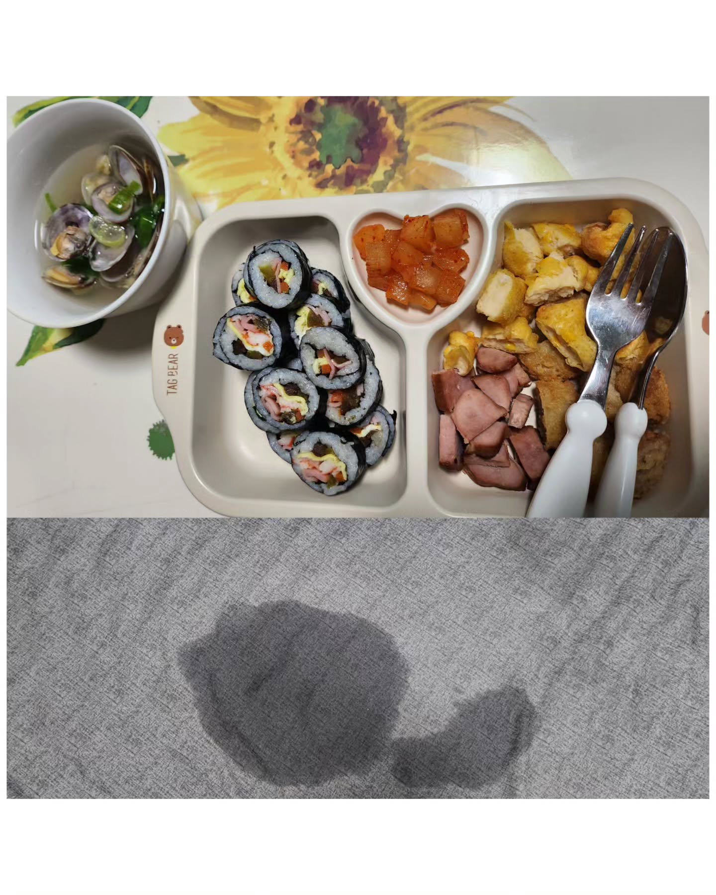 삼일째
날마다 그만큼씩 더 말 안들음ㅋㅋㅋ
너무 끌고다녔던게 맞음;;... 밤새 굴러다니면서 자더니
결국 ㅋㅋㅋㅋ 아침부터 이불빨아댄다고
정신없이 시작
그래서 또 #김밥 후다닥 말고 #치킨치즈텐더
#꼬마돈까스,끄꾸최애 #훈제오리에
비오는 아침 고모의 사심으로ㅋㅋㅋ#바지락국
눈뜨자마자 첫마디가 밖에 나갈거에요로
시작하는 욘석ㅋㅋㅋ
열심히 검색했는데 월요일 대부분 다 휴무라는 ㅜㅜ
겁도 많으면서 #뱀본다고 난리난리
그래!가쟈!!!#롯데백화점일산#문화센터
#옐로우지브라#곤충박물관
사람이 없다 대관수준ㅋㅋㅋ 겁만 좀 없었어도
아주 좋았을텐데 뱀허물벗어진거 살짝 스쳤는데
뱀인줄알고#대성통곡 ㅋㅋㅋㅋㅋ
살짝 아쉬웠지만 좋은경험하고 점심은 밖에서 해결
 #키카도#대관 ㅋㅋㅋ 혼자 땀 뻘뻘 흘려가며?
모모도 불러대며 정신없이 놀았다 
집에와서#아기떡갈비#짜장,좋아하는 #구운감자
#버섯볶음 하는동안 신문지 찢어서 난리쳐놓고;;
벽지도 찢어놓고😂 저녁먹고 평화가 오는듯 했으나
나랑 눈만 마주치면 이제 밖에 나가잔다 ㅋㅋ
낼 욘석 가고나면 집이 얼마나 허전할까?ㅜㅜ
힘들었지만,생각해보니 시간이 빨리 지나간듯
하기도 하고...
엄마보다는 얼집쌤이 이쁘고, 쌤보다는 모모가
이쁘다는 최고의 찬사를 들었지만,
낼 엄빠를 보는순간 뒤도 안돌아보고 배신을
때릴거란걸 안다 ㅋㅋㅋㅋㅋ
많이 아쉽네;;끄꾸도 그럴라나?
#조카스타그램#백만돌이 대박#말안들음
그래도#이쁨