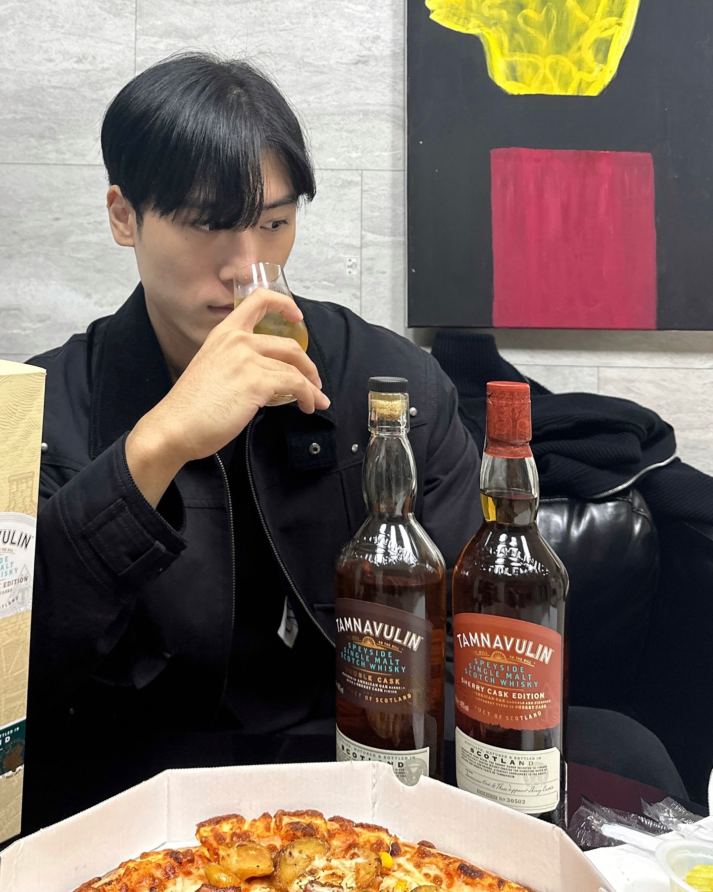 #광고 tamnavulinwhisky_kr
 
싱글 몰트 스카치 위스키란 단일 증류소에서 맥아를 사용해 스코틀랜드에서 만들어진 위스키입니다 :)

먼저, 한 증류소의 단식 증류기에서 증류 되어야 ‘싱글‘ 몰트라고 할 수 있어요.
그래서 싱글 몰트 위스키는 생산 수량이 한정적이고 증류소 고유 캐릭터와 킥이 느껴져서 더욱 퀄리티 있는 위스키로 여겨져요!
그리고 ‘몰트’는 보리의 의미로 보리만을 이용해 만든 위스키가 싱글 ‘몰트’ 위스키 입니다.
마지막으로 ‘스카치’ 위스키는 스코틀랜드에서 만들어진 위스키를 말해요.
또한 3년 이상 스코틀랜드에서 숙성되어야 하고 증류, 숙성, 병입까지 전부 스코틀랜드에서 마쳐야 한다는 엄격한 조건을 가진 위스키입니다!

오늘 소개할 싱글 몰트 위스키 브랜드 탐나불린의 위스키는 ‘더블 캐스크’와 ‘셰리 캐스크’ 입니다.
첫번째로 더블 캐스크는 아름다운 금빛을 띄며 달달한 배, 복숭아, 구운 파인애플의 플레이버로 비교적 마시기 쉬운 것 같습니다.
마셨을 때 맛과 향이 풍부하고 부드럽기까지 하며 마무리까지 깔끔한 맛을 느낄 수 있습니다.
두번째로 셰리 캐스크도 더블 캐스크와 더불어 호박색의 금빛을 띄고 타르트따당, 바닐라, 바나나, 생강 등의 복합적이고 마시고 싶은 느낌을 주는 향을 갖고 있으며 마셨을 때는 따뜻하며 천도 복숭아, 프랜지페인 케이크, 황설탕, 세비야 오렌지의 맛을 복합적이고 다양하게 느낄 수 있습니다.

두 가지 위스키 중 저는 셰리 캐스크가 더 마음에 들었는데요, 오늘 소개해드린 더블 캐스크와 셰리 캐스크 중 더 궁금한 위스키는 어떤 플레이버인가요?!
 
 
19세 이상의 법적음주허용 소비자를 위한 콘텐츠입니다.
경고: 지나친 음주는 뇌졸중, 기억력 손상이나 치매를 유발합니다. 임신 중 음주는 기형아 출생 위험을 높입니다.
—
#탐나불린 #탐나불린탐구단 #나의첫싱글몰트 #위스키 #싱글몰트 #싱글몰트위스키 #위스키추천 #위스키그램 #입문용위스키추천 #whisky