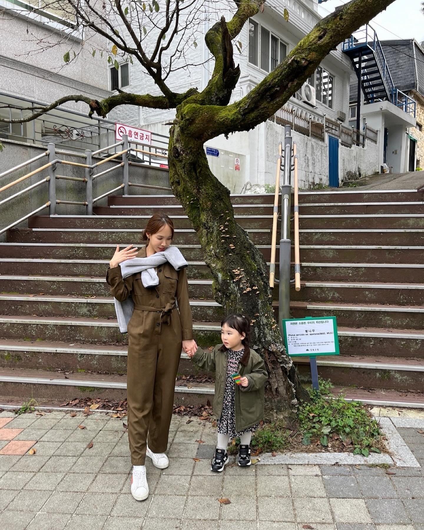 체크인 대기가 길어서 추천해주신
#파라스파라 스탬프 투어 중 미션 촬영📸

스탬프투어는  아이와 하기 재밌고 의미있으나
선물이 너무 구려서 실망…

#파라스파라서울#스탬트투어#너와나#미션중