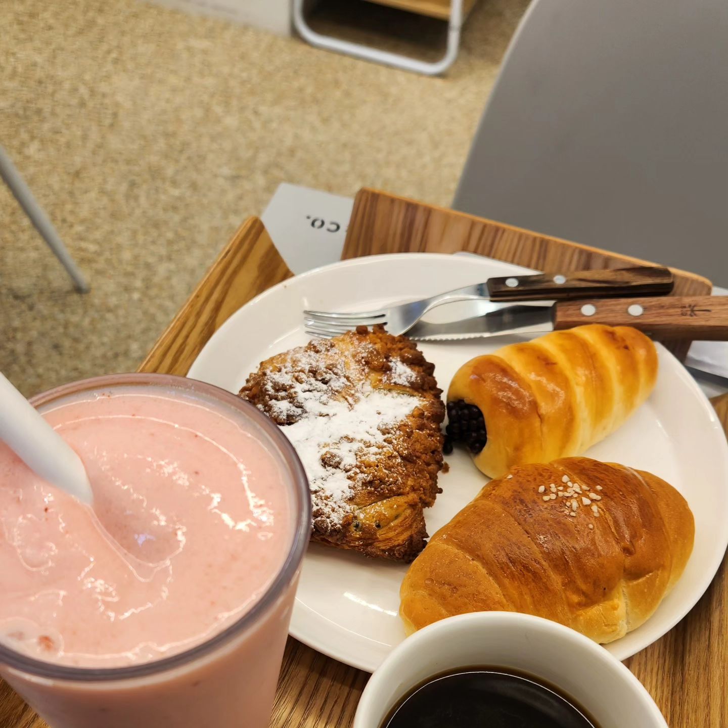 #협찬  오늘도 집에 돌아오는길에 

상왕십리역 브레댄코 카페에서
맛있는 빵먹으며 
행복한 시간 좋아요!!

찰호박꽈배기 정말 맛있네요. 
쫀득 바삭 고소 달콤 패스츄리 식감에 
호박 페이스트가 듬뿍 들어있어요!!

500원에 
따뜻한 아메리카노 한잔하면 기분 더욱 좋아지고요!!

요거트 스무디 한잔
시원하게 속이 뻥 뚫려지네요!!

맛있는 빵들과 샌드위치, 도넛
쿠키들, 케이크, 샐러드까지 가득한 

브레댄코 상왕십리역 카페 
완전 맘에 들어요!!

소금빵 매력적인것은 말할 필요도 없구요, 
크런키 초코소라빵은 작은아들이 애정하는 빵

빵 식감이 정말 좋아서 
자주 들리게 되는
상왕십리역 센트라스 브레댄코

오늘도 브레댄코 빵 2개 뚝딱
폭풍흡입
저녁 대신 브레댄코  ㅋㅋ

카페 빵이 너무 맛 좋으면 어떻하냐구요!!

아메리카노 한잔 마시러 들렸다가 
맛있는 빵맛에  반해버려서 단골되어버린

bread&co.상왕십리점

빵/샌드위치/샐러드/음료 맛집이네요!!

즉석빵 구매시 아메리카노 500원, 
음료 구매시 쿠키 증정 이벤트 하고 있어요!!

#상왕십리역빵집
#왕십리센트라스카페
#맛집탐방
#카페탐방
#리뷰노트