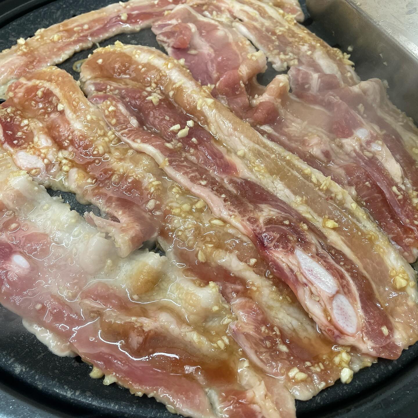 #대구점심맛집 #대구수성못삼겹살 #대구점심특선 #대구수성구점심특선 #협찬

돈모닝 파동점🍚

점심특선 1인당 10000원 

점심특선이라 정말 저렴한데요 양념삼겹살과 된장찌개 돌솥밥까지 
정말 요즘 물가에 이정도 가격에 이정도 가성비라니..! 
놀라울정도였어요 주차장도 있어서 방문하기 편하고 원래 고기맛집이라는 말을 들은곳이라 저렴한데도 고기 잡내없이 먹을수 있는 곳이었어요