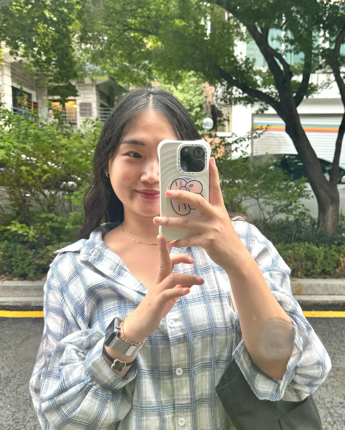 ☺️
오랜만에 혜연쌤 요가 수업 듣고🤍
내가 제일 좋아하는 카레집에서 1인튀김세트까지 시켜서
야무지게 먹어주기✨ 굉장히 오랜만에 Me Time 🥰

오늘 쌤이 주신 오일 향도 넘~~좋았고,
때마침 반납한 4개의 보라주머니까지😆
6개만 더 모아가면 시크릿 선물이🍀🍀

쌤이 준비한 새로운 차담책과 마치 걸스나잇 같던 수다가 즐거웠다🫶🏻

덧) 길에 떨어진 k-pass카드 주워서 카드사에 신고도 했다!
카드 번호 알려드리고 주운위치 알랴드리니 근처 카페에 맡겨두면
분실자에게 그쪽으로 찾아가라고 인계하겠다고 하셨다!!

바닥에서 차가 많이 밟고 갔는지 모양에 변형은 있었는데,
그래두 카드의 분실 여부도 모르고, 정지하고 재발급 하는건
더더더더더 귀찮은 일임을 알기에!! 주인분이 찾아가셨으려나~

#요가는역시힐링힐링💗
