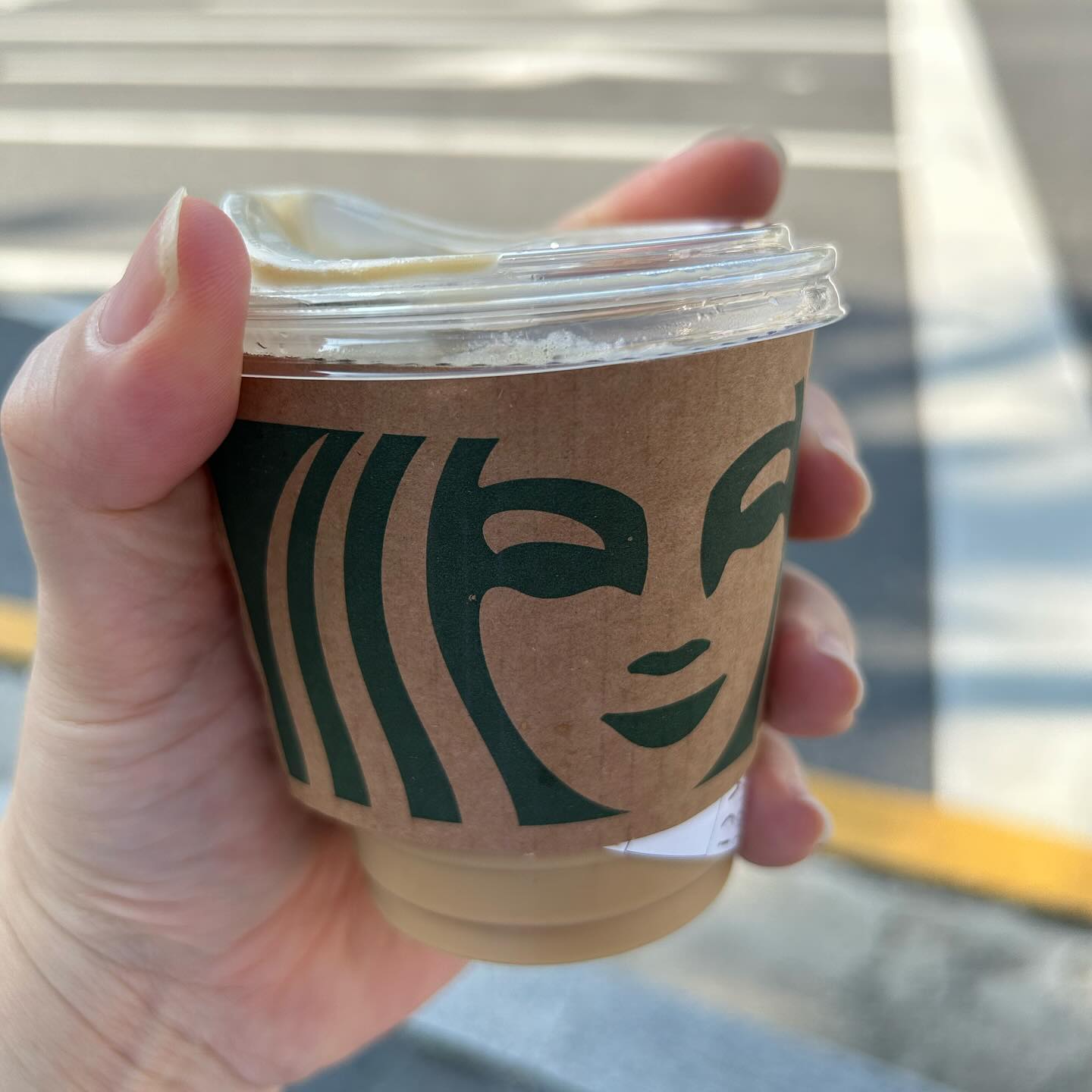 의정부왔다가 일 다보고, 집에 가려니 앞이 컴컴😅
커피한잔은 해야겠고, 퇴근시간 걸릴까봐 , 
더블샷 바닐라 라떼 한 잔 후다닥 ☺️
.
.
#오늘수업없어요 
#의정부시청역 #의정부경전철 탔다 
#더블샷바닐라라떼 한모금 #카페인충전완료 
#피곤하다그램 #하루가길다