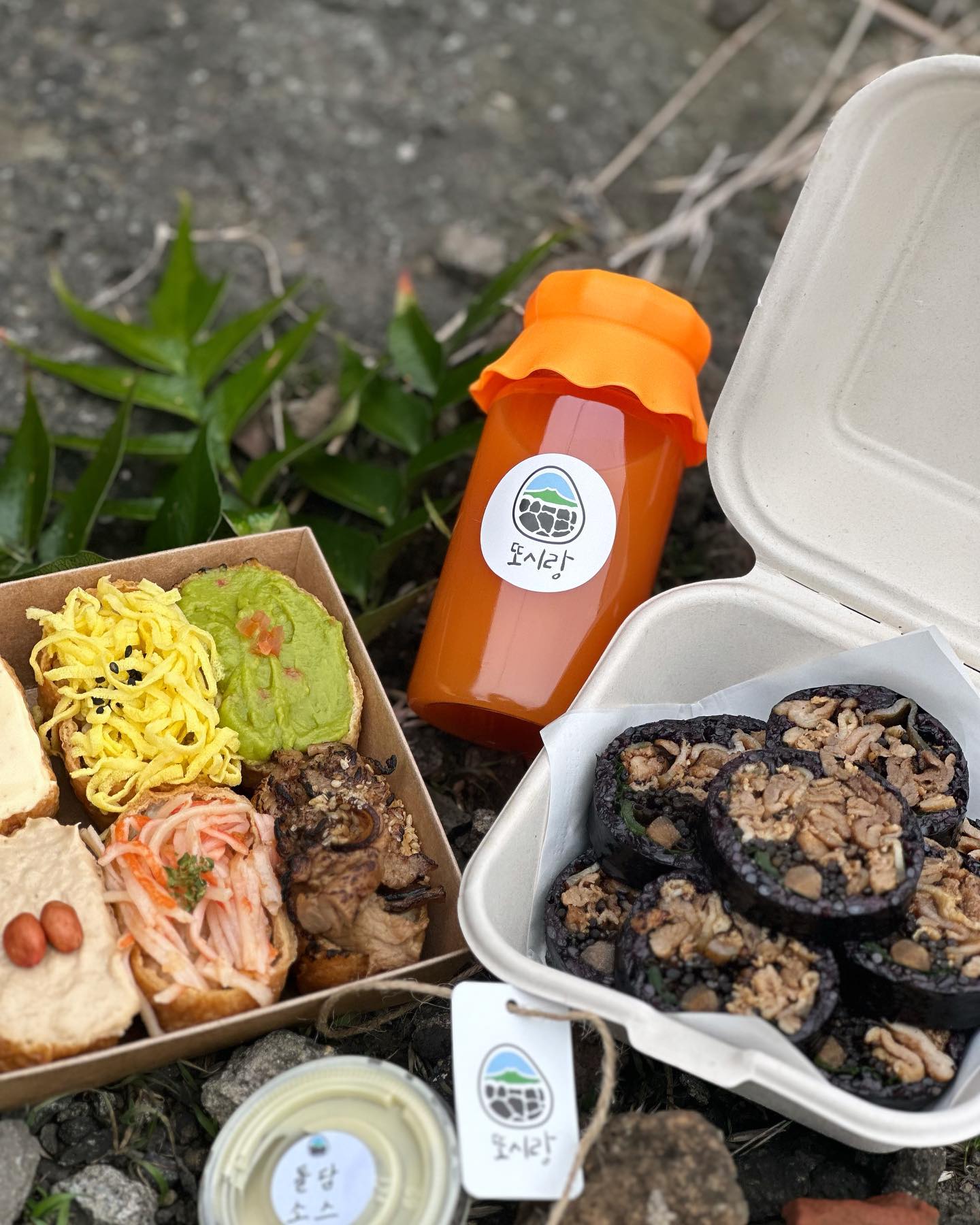 #협찬 #제주또시랑 

제주도 핫한 김밥 #제주또시랑 
인스타에서도 요즘 엄청 핫 한 

유부도시락 & 돌담김밥 미리 예약하고 포장하기
제주 또시랑은 #포장전문 으로 방문일 2~3일전에
미리 주문예약 필수 !

지금은 이벤트 중이니 ~!
이색 김밥 제주 특산물 김밥 이색김밥
#제주또시랑 추천해드려요!

🔅제주또시랑 jejuddosirang 
🔅제주 제주시 연북로 724 1층 제주또시랑
🔅매주 09:00-16:30
🔅010-2600-8891
🔅배달, 포장, 예약, 대기공간, 단체 이용 가능, 주차
.
.
.
.
#제주 #제주핫한김밥 #제주김밤 #유부도시락 #도시락 #제주도시락