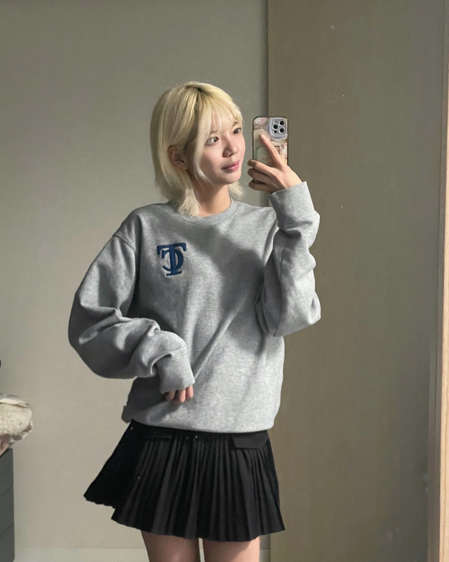 #협찬 #트래드클럽 #tradclub 🖤
파란색 TC로고가 눈에 딱 띄는 그레이 맨투맨 
진짜 휘뚜루 마뚜루 치마에도 입고다니고 바지에도 입고 다니는 
좋은 맨투맨이에요 ...🤭 
남녀 공용사이즈 L인데 여자한테도 핏이 진짜 이렇게 잘떨어질수 있나요 ㅠ 

#트래드클럽 #tradclub #빈티지 #맨투맨 #로고맨투맨 #맨투맨코디 #스웻셔츠 #맨투맨추천 #btc #tc