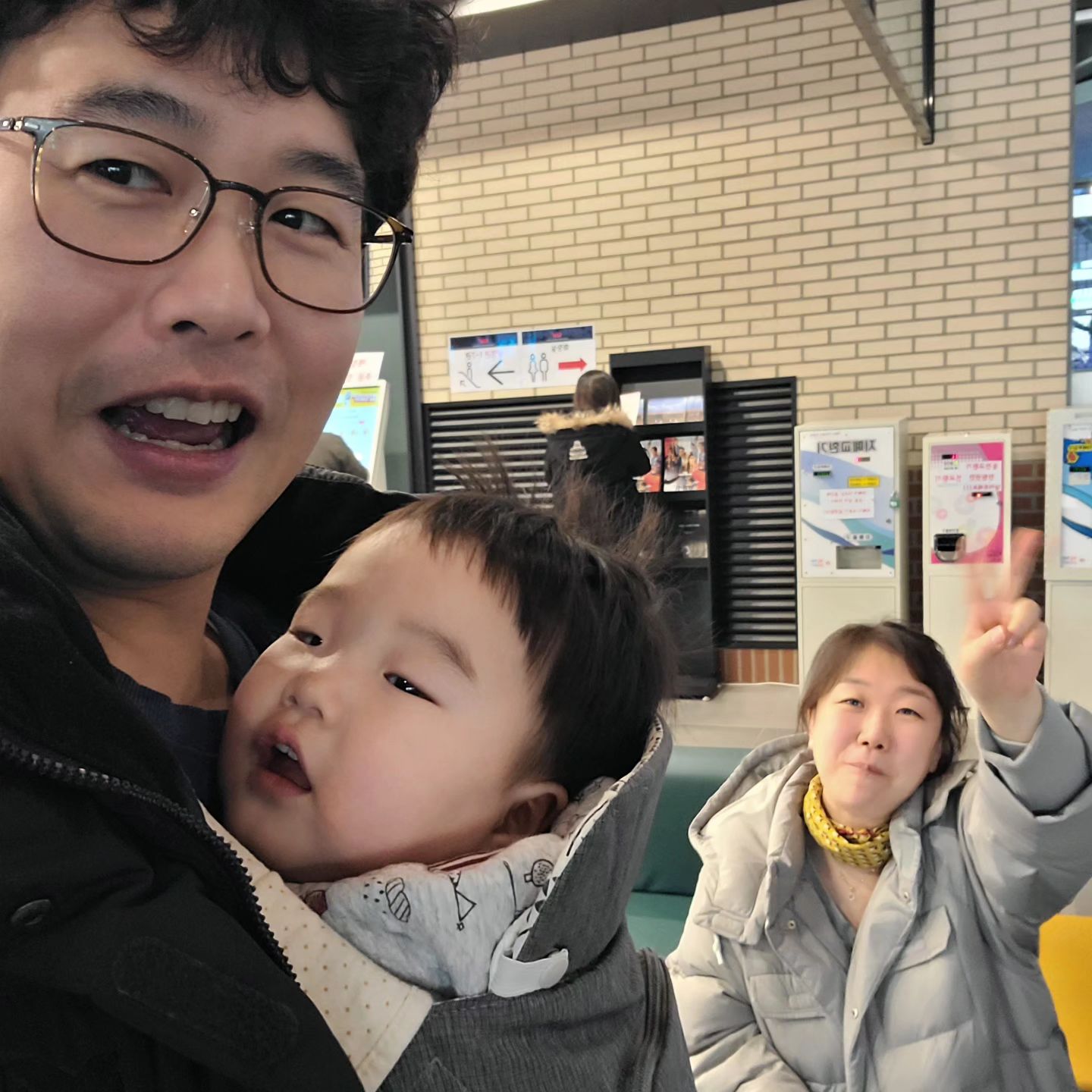 오랜만에 극장 나들이...
애미와 아이들은 뽀로로 슈퍼스타를 보러 가고,
애비와 소리지르는 애는 바깥에서 대기중...
.
.
아....얘 안잔다..
소리만 지르고....
🥹
.
.
나도 쉬고 싶은데.....
.
.
#극장나들이 #뽀로로슈퍼스타대모험 #얘안잔다 #자꾸침묻히고 #소리지르고 #손톱으로얼굴긁고 #앉지도말라하고