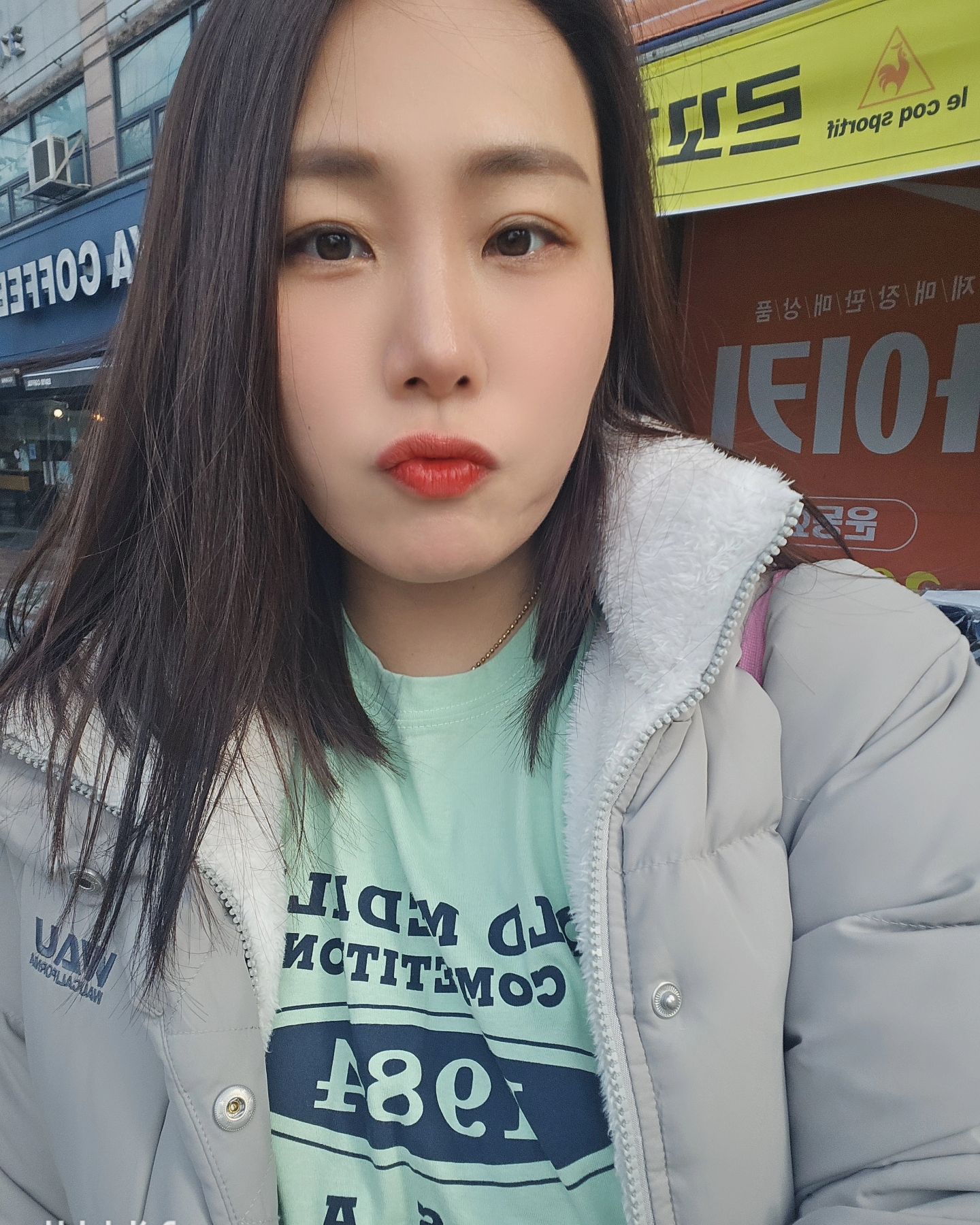 #조기퇴근후 껄껄😘

허리밑까지 오는 머리칼 싹둑 자름
#중단발  사실..정리만 해달라고 한건데..
원장님.. 취존합니다..🥹🥹

#이발하는날 #대구 #어플의노예