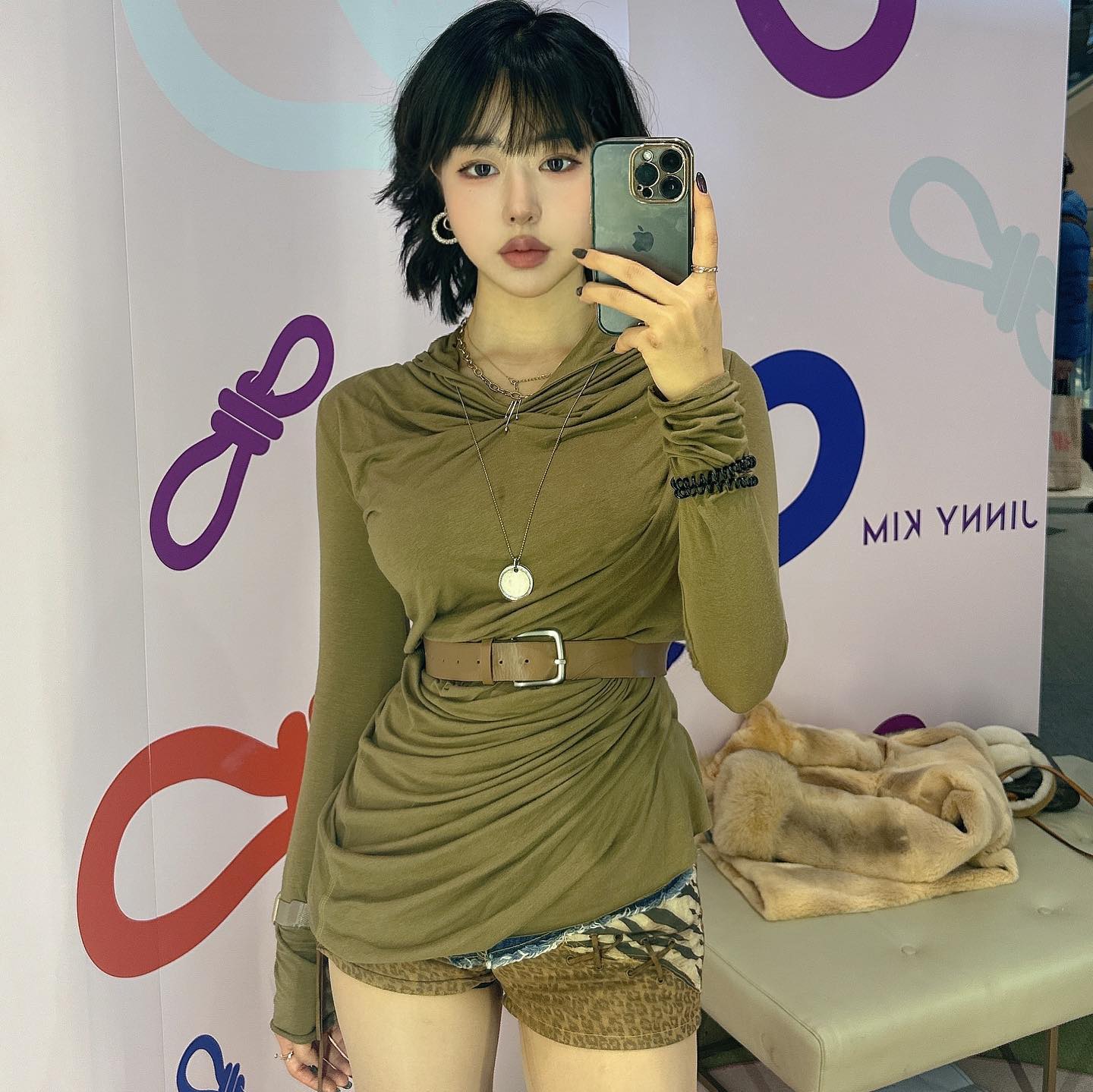 #광고 오늘 지니킴 팝업 행사에 초청받아 다녀왔어요! 제가 신은 부츠 너무 예쁘지 않나요,,🥺💜 핸드백도 예쁜게 많더라구요 ㅎㅎ 23년 11월 23일 ~ 12월 10일 동안 롯데월드몰 2층 KREAM 매장 옆에서 진행되며, 전상품 20% 할인!! 이라고 하니 구경들 가보셔요 😌✨💓
#지니킴 #롯데월드몰팝업 #앵클맛집 #롱부츠맛집
