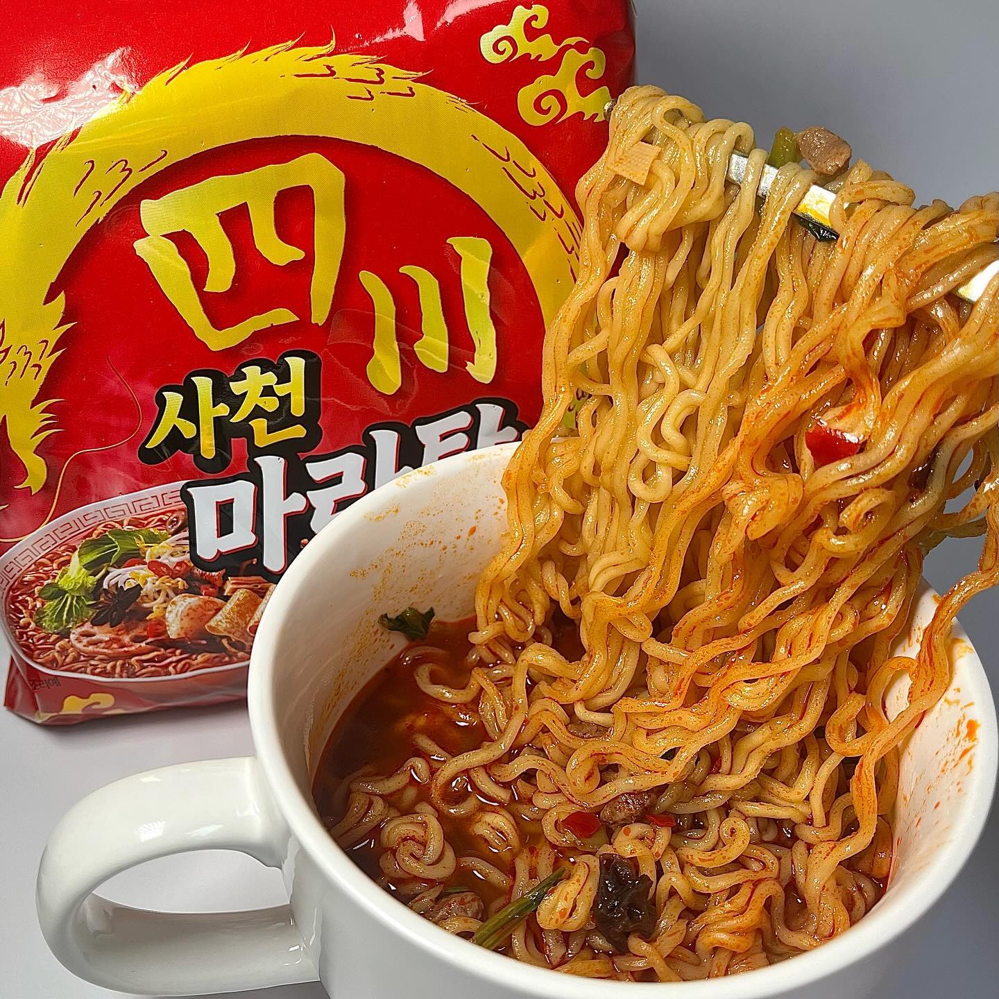 #광고#농심사천마라탕면

집에서도 찐 마라탕 본연의 맛을 느끼고 싶다면,
농심 ‘사천마라탕면’ GO! GO! 🏃‍♀️

-

농심에서 마라탕 본연의 맛을 집에서도 느낄
수 있도록 ‘농심사천마라탕면’을 출시했다✨

마라탕의 매콤하고 얼얼한 매운맛을 그대로
재현해서 중독성 있는 매운 맛으로 가게에서
먹는 마라탕 맛을 그대로 느낄 수 있는 농심
‘사천마라탕면’ 🍜

포두부, 청경채, 목이버섯 등 마라탕의 핵심
건더기가 다채롭고 푸짐하게 들어있고, 면은
꼬들꼬들하고 탄력이 있어서 쫄깃한 식감을
느낄 수 있다!

구매는 홈플러스에서 가능하니,
집에서도 찐 마라탕의 맛을 느끼고 싶다면
농심 ‘사천마라탕면’을 추천한다!❣

-

📍 농심 ‘사천마라탕면’

#농심#사천마라탕면#마라탕면#신상라면#마라탕면#마라라면#nongshim#ramyun