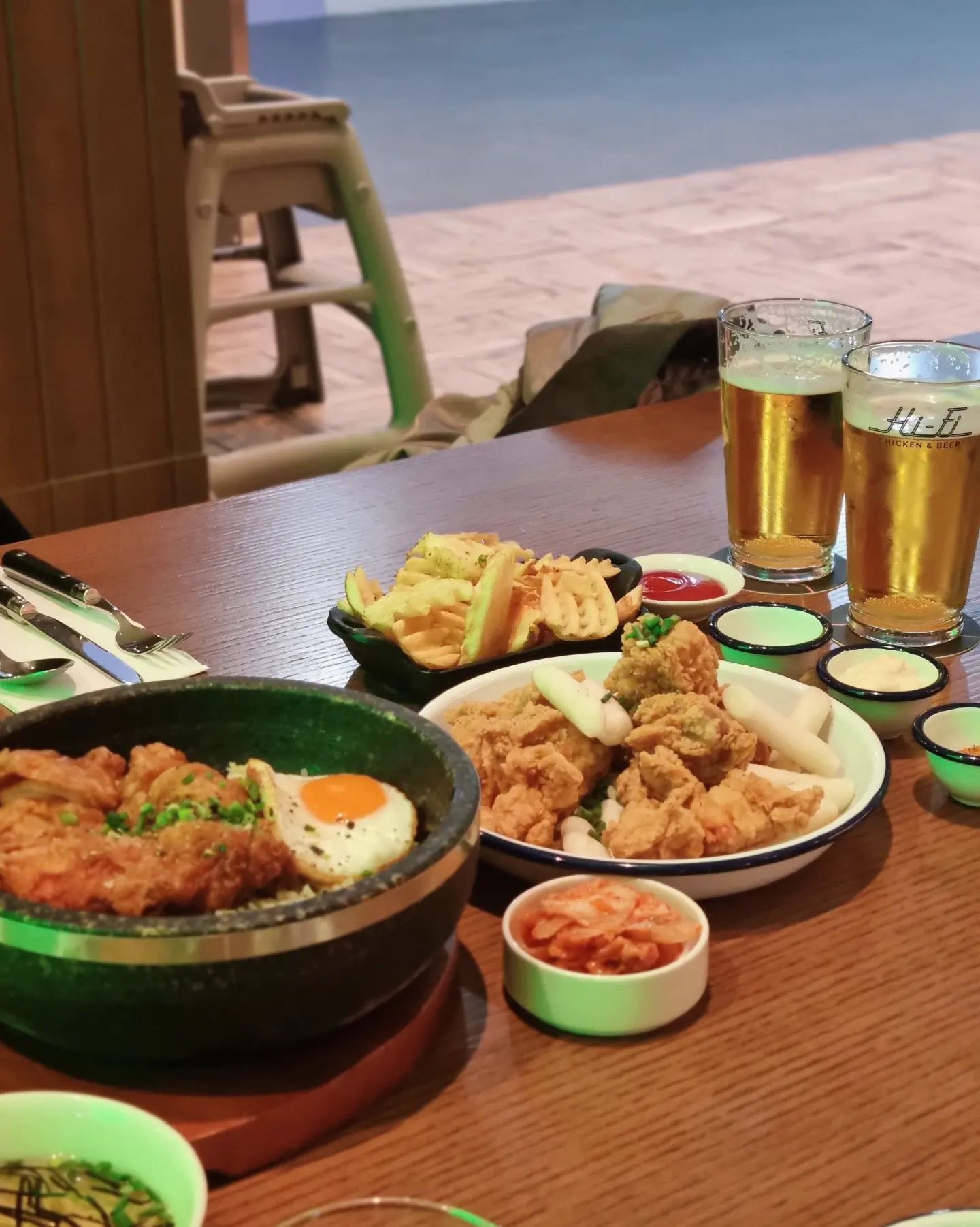 ⠀
미국레스토랑 같은 하이파이 치킨앤비어🍺

밥이먹고싶던 저와 치킨을 먹고싶다던 남편에게
딱! 맞는 세트 메뉴가 있어서 들어갔어요
오로라쇼 바로 옆이라 찾기도 쉽고
분위기도 좋고 직원들이 너무 친절하시셔서
먹는 내내 기분이 좋았었던 곳이라 추천-🙆‍♀️

돌솥밥에 김치는 따로 담아달라고 요청드리고,
치킨에는 떡도 있어서 승훈이가 너무 좋아했어요
점심을 너무 많이먹은탓에 음식이 남아
포장해서 룸으로 가져가 야식으로 먹었네요🤭
⠀
⠀
⠀
🍗 하이파이 치킨앤비어 :: 하이파이 2인세트 🍺
프라이드 순살치킨 쪽파 + 프라이드 순살치킨 돌솥밥 +
와플모양 감자 튀김 + 음료2잔(콜라,제로콜라,스프라이트)or
생맥주 2잔(카스, 테라, 켈리) 택2

✨️ 아기랑 같이드실거면 돌솥밥 김치빼달라고하기 ✨️
✔️ 아기의자/아기식기/단체석/내부화장실 ⭕️
⠀
⠀
⠀
쉐프님이 미국분이라 그런지 요리의 간이 쎄지않고
미국레스토랑 느낌의 인테리어서 분위기에 취했던 곳!!
룸으로 가는길에 쌍쌍바 나눠먹기로 마무리🥰
⠀
⠀
⠀
⠀⠀
⠀
⠀
⠀
#치맥 #치킨맛집 #인스파이어맛집 #영종도여행
