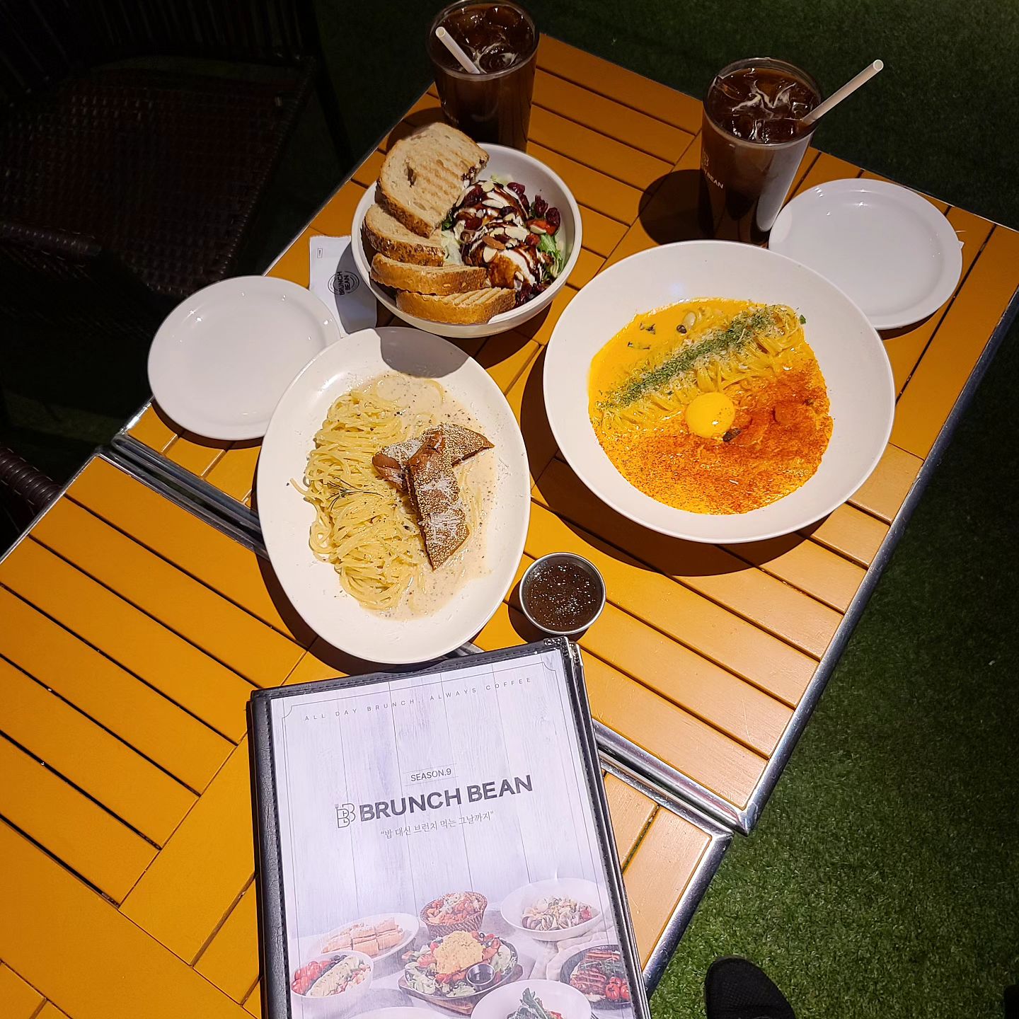 #협찬 #브런치빈검단점 #원당맛집 #검단데이트코스 #gafildlife 연말 분위기에  루프탑 느낌 뿜! 뿜! 기분 좋은 데이트 ~
.
탁재훈, 히밥이 선정한 best메뉴 
👉 샘플러, 스파이시쉬림프파스타, 오리엔탈쉬림프필라프 중 
.
오늘의 선택은 #스파이시쉬림프파스타 🍝  로
강렬한 색감의 비주얼 만큼 
팡! 팡 ! 터지는 듯 어우러지는 맛의 조화가
첫입부터  강렬하게~
 오랜 여운으로 남는 매력에 순삭모드 ~
.
'맛판사'에 방영된 브런치빈 😃
10월 30일부터 브런치빈 방문 후
 '맛판사' best 메뉴 먹으면 
이벤트복권 증정과 
참여 기회가 주어진다니 함께 해요 ~
(매장내 이벤트 배너 사진 참고 )
.
페페 #까르보나라 
알싸 향긋한 맛과향에 녹진한 치즈가 감싸 주는 맛으로  취향저격 
 곰냥이 👫는 베이컨 크림 파스타 취향 🤭
.
가성비 갑 !! #리코타치즈 #샐러드  는
8시  라스트오더 전에  하나더 ~ 
포장 주문 해 오기 (메모모드 )
.
#아아 ☕️ 도  맛나 세트메뉴로  추천해여~
.
.
👉  브런치빈검단점 🥗🍕🍝☕️
인천 서구 이음5로 62 (원당동, 정인프라자) 7층
☎️ 0507-1390-3979
.
.
.
.
.
#협찬 #브런치빈 #브런치빈검단점 #검단브런치 #검단브런치카페 #원당브런치 #검단카페 #검단예쁜카페 #검단데이트코스 #검단맛집 #원당맛집 #원당카페 #인천카페 #인천브런치 #인천브런치카페 #브런치맛집 #검단파스타