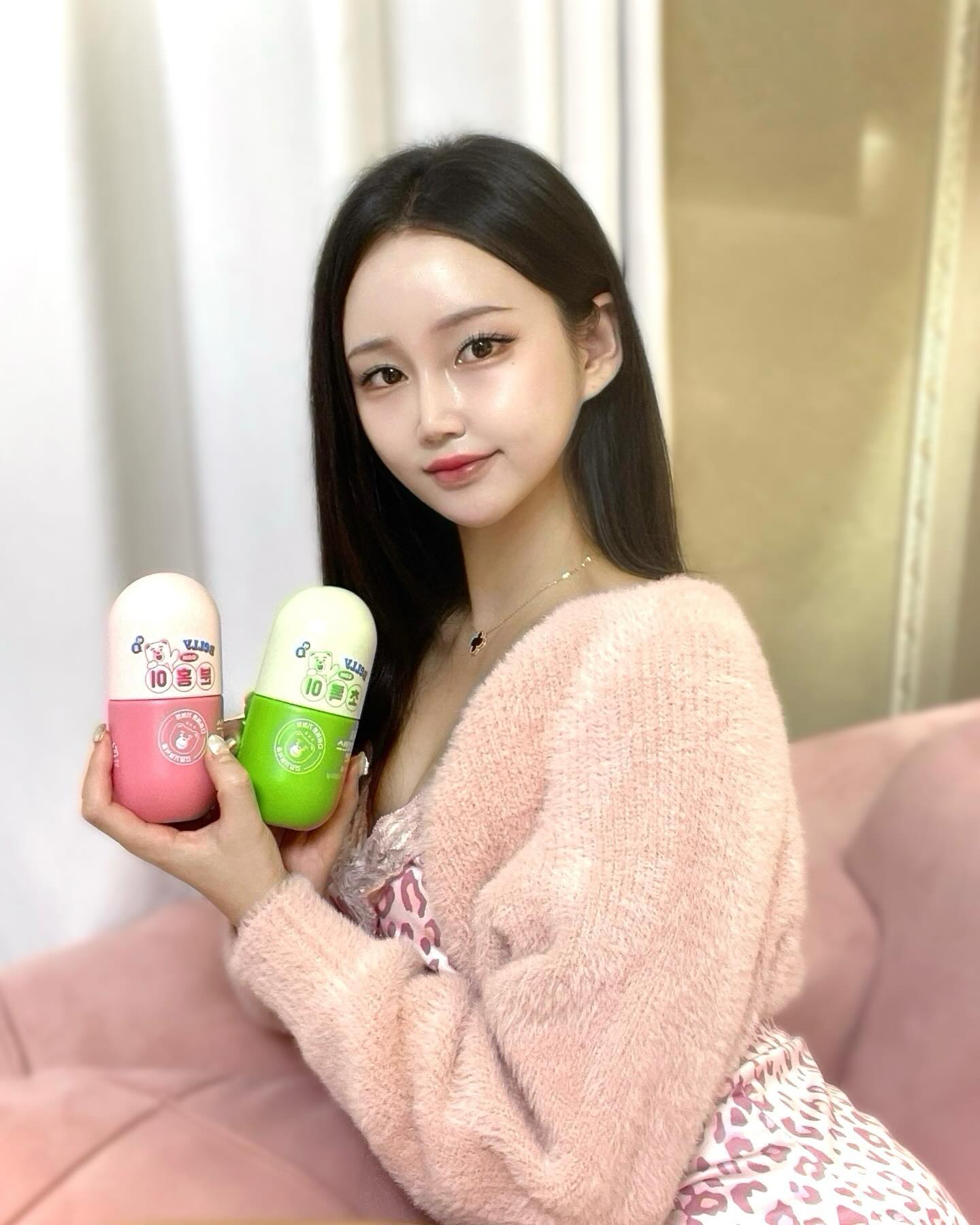 #협찬 grn__official

요즘 너무 먹기만 해서 다이어트를 시작하려고 먹는 것도 줄여보고 운동도 조금 씩 하자고 다짐했지만 바로 되는게 아니라서,, 도움 받으려 데려온  #GRN #분홍이초록이 #슬림밸런스 🩷💚
분홍이 초록이는 다이어트 보조제로 너무나 유명하죠!

분홍이 슬림밸런스는
체지방 감소 원료인 HCA,
에너지 충전에 도움을 주는 비오틴,
활력 비타민 B가 함유되어 있어요 ✨
초록이 슬림밸런스는
다이어트 핵심 원료인 카테킨,
배변활동 원활에 도움을 주는 쾌변 원료가 함유되어 있고,
과도한 운동이나 스트레스 등에 의해 생기는 유해산소를 제거하여 항산화 케어로 신체건강에 도움을 줘요 ✨

분홍이는 하루 3번 식전,
초록이는 하루 2번 식후로 섭취하면 돼요!
(3분2초기억하기 >_<!!)

지금 분홍이초록이 슬림밸런스는
올리브영에서 5일분 추가 증정에 할인가로 만나볼 수 있으니 당장 올리브영으로 달려가용〰️〰️💘💘

#광고 #AD #셀카 #셀피 #운동 #헬스 #GRN #분홍이초록이 #슬림밸런스 #미니멀다이어트 #다이어트비기너 #다이어트 #다이어트추천 #식단관리 #체지방관리 #올리브영 #올리브영다이어트 #올리브영추천 #올리브영추천템