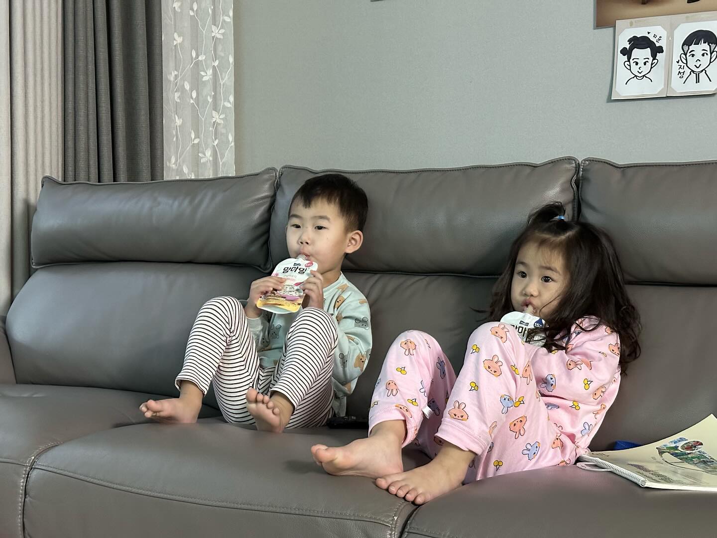 우리의 아침은 #시판이유식 
ㅋㅋㅋㅋㅋㅋ 아침간편식으로 종종 죽 주다가 우얀히 이유식 줬는데 너무 잘먹음,
밥 먹고도 간식으로도 먹는 #짜먹는이유식 

참고로 이 아이들은 5살 6살 ㅋㅋㅋㅋ